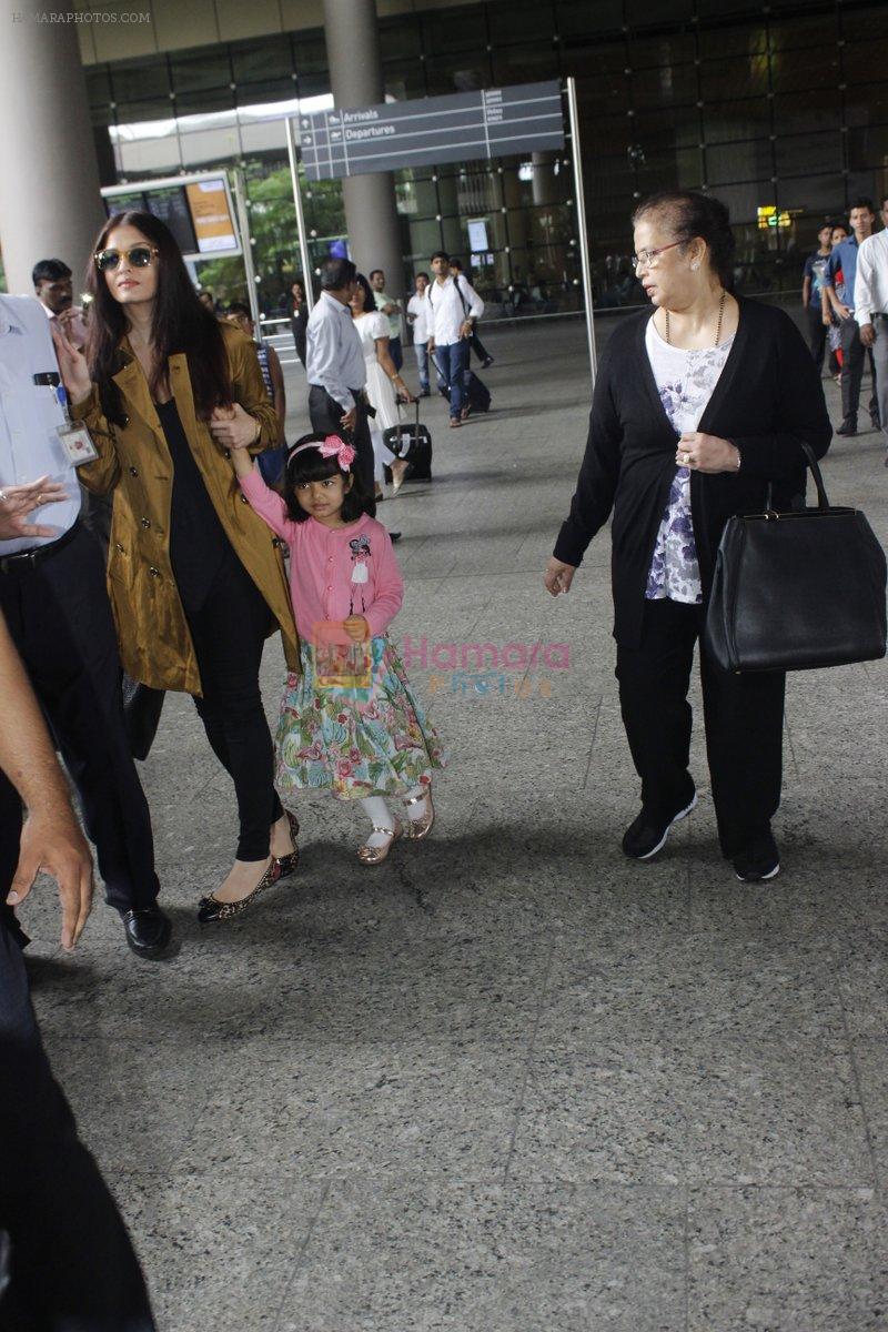 Aishwarya Rai Bachchan with daughter Aaradhya at aiport on 21 July 2016