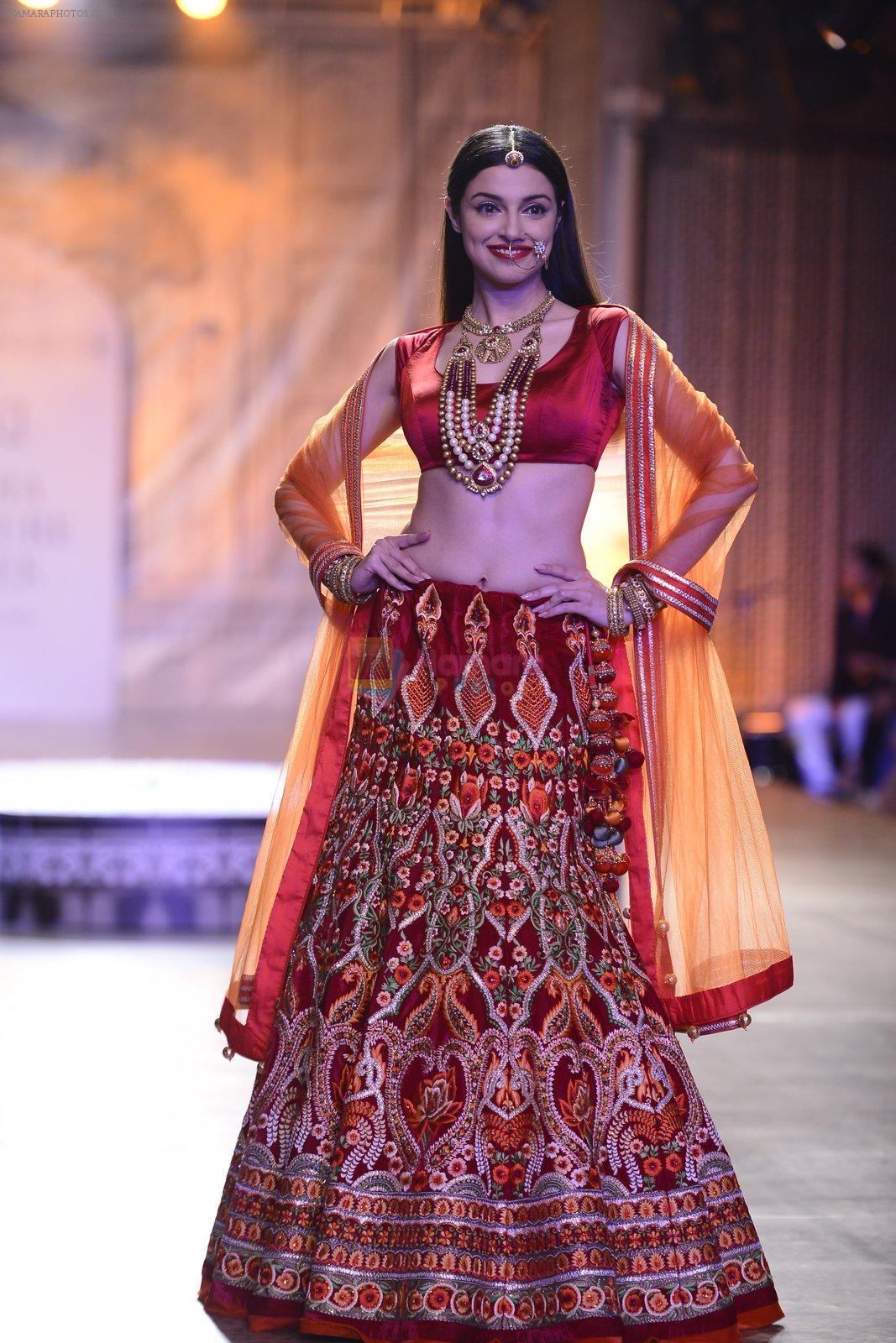Divya Khosla Walks For Reynu Taandon at the FDCI India Couture Week 2016