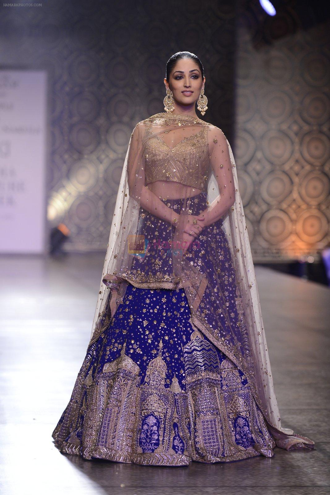Yami Gautam walks the ramp for Rimple and Harpreet Narula at the FDCI India Couture Week 2016 on 22 July 2016