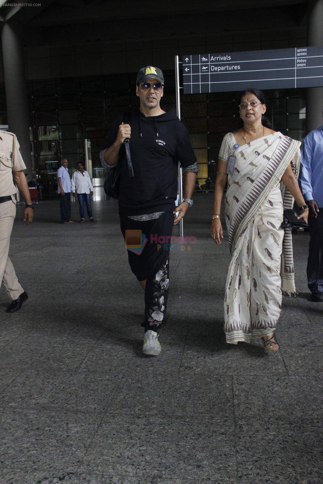 Akshay Kumar snapped at airport on 25th July 2016