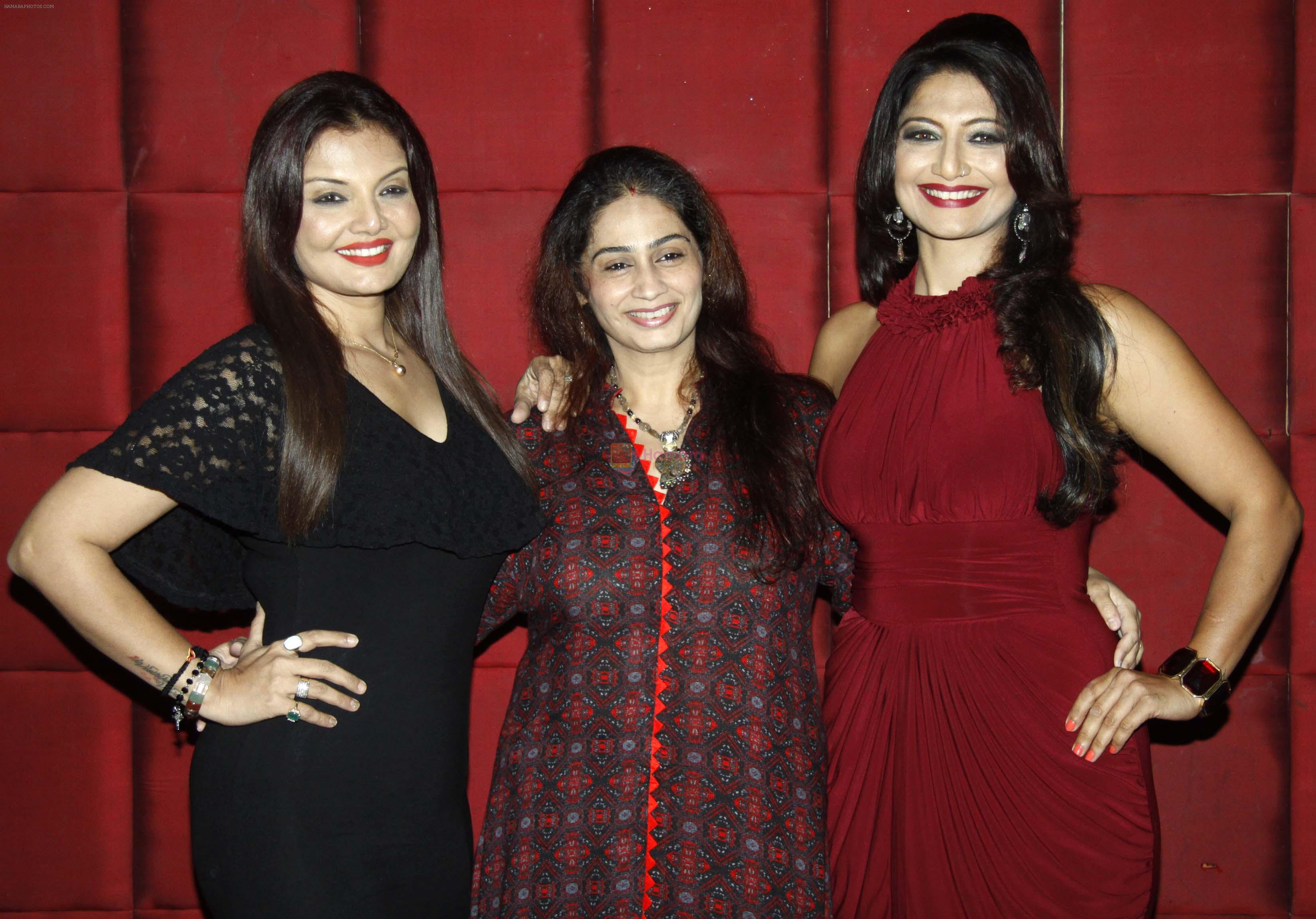 deepshikha,neena singh & aartii naagpal at a surprise party for Aartii Naagpal on 27th July 2016