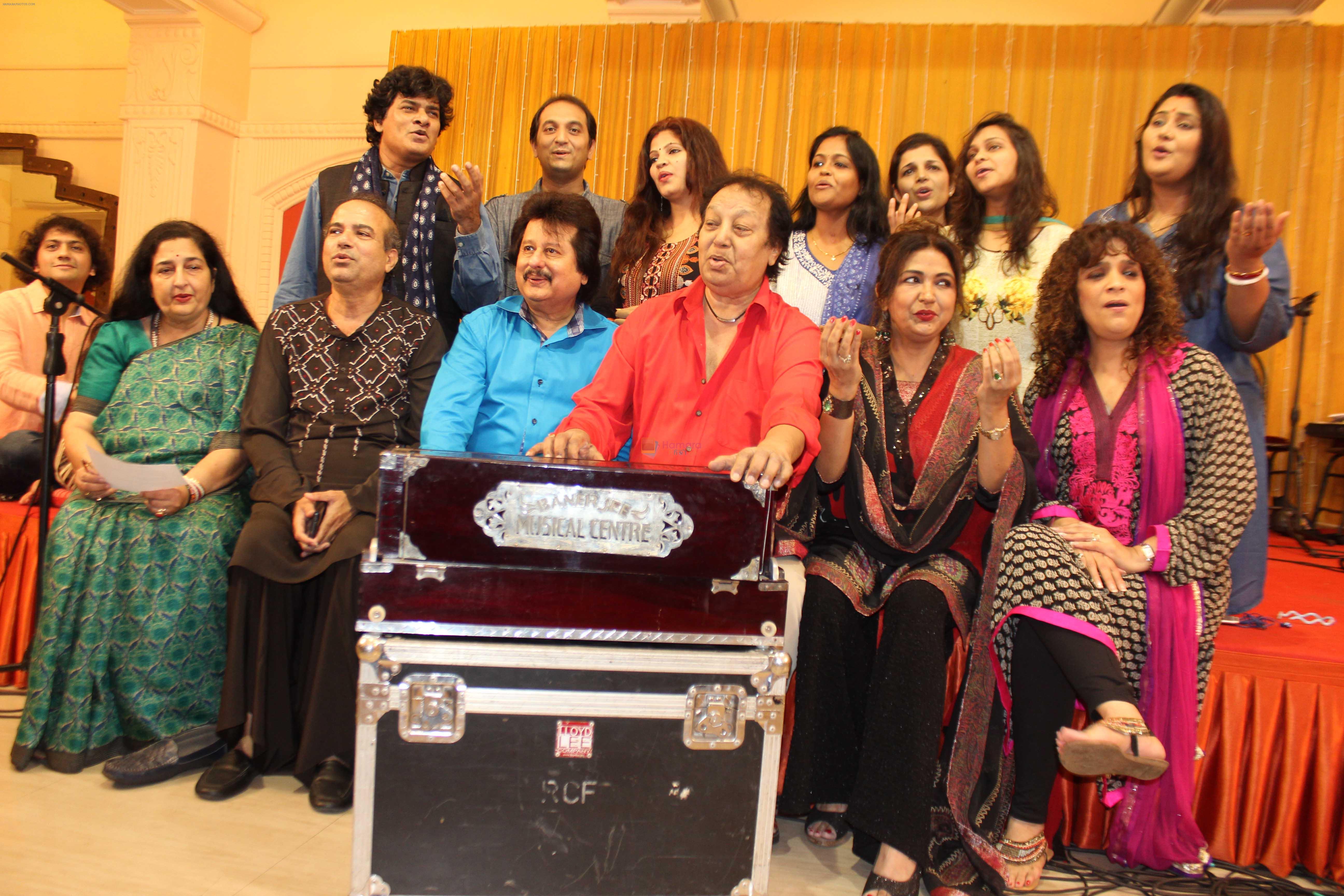 Ghazal singers including Pankaj Udhas Bhupinder Singh &  Mitali Singh  Anuradha Paudwal Rekha Bharadwaj Suresh Wadkar & Penaz Masani together for a rehearsal forthcoming Khazana Ghazal Festival-8