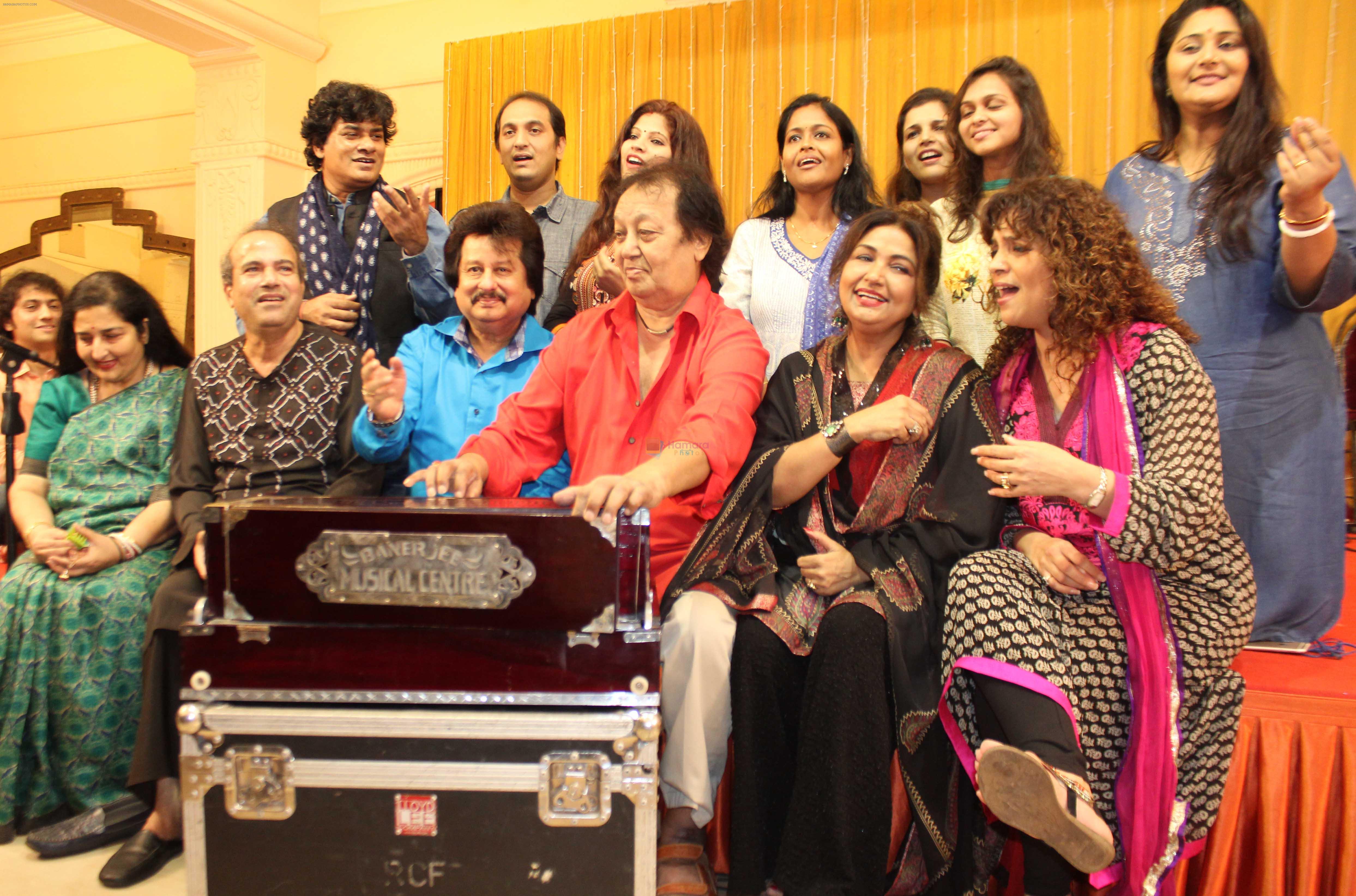 Ghazal singers including Pankaj Udhas Bhupinder Singh &  Mitali Singh  Anuradha Paudwal Rekha Bharadwaj Suresh Wadkar & Penaz Masani together for a rehearsal forthcoming Khazana Ghazal Festival-4