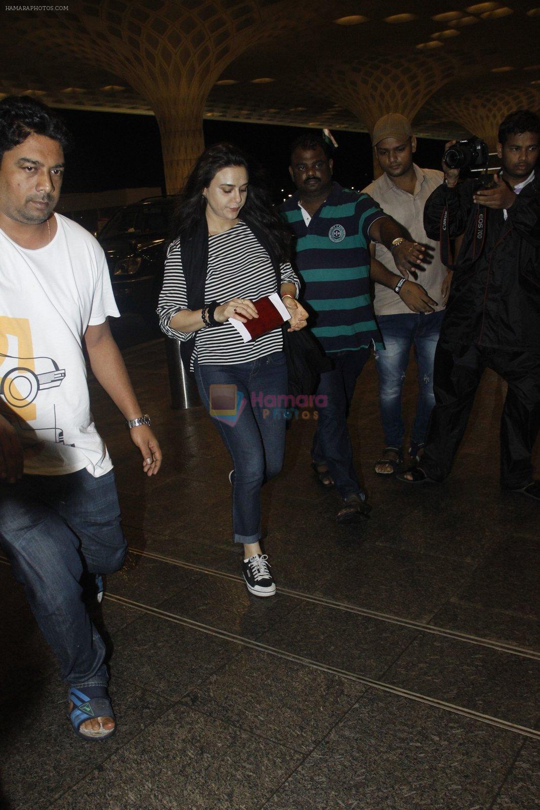 Preity Zinta snapped at the airport on 1st Aug 2016