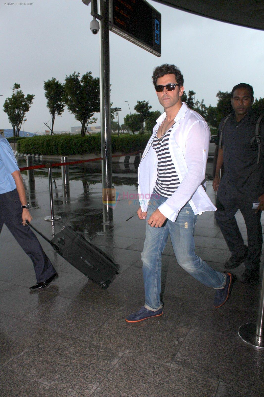 Hrithik Roshan snapped as they leave for Hyderabad on 31st July 2016