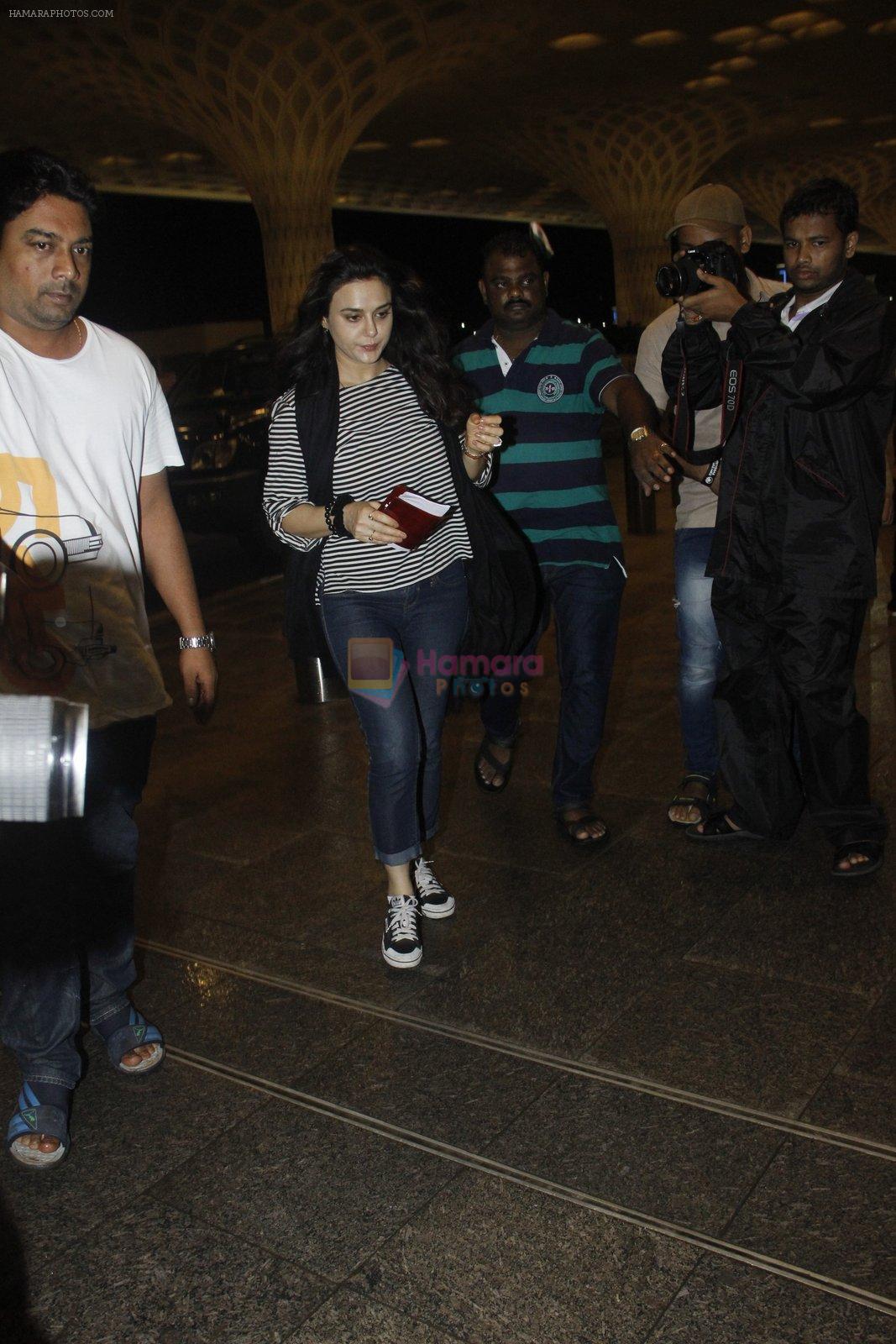 Preity Zinta snapped at the airport on 1st Aug 2016