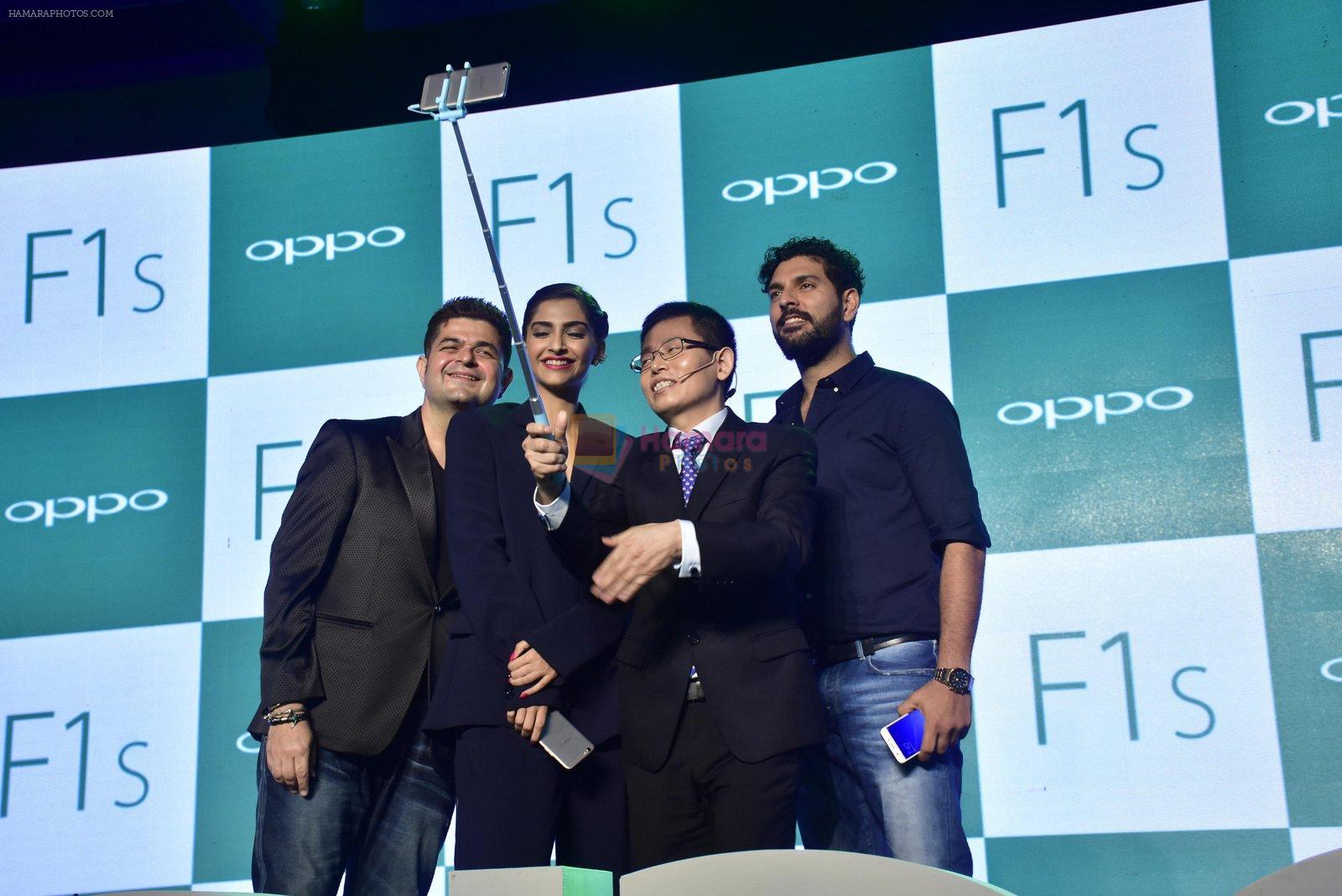 Sonam Kapoor, Yuvraj Singh, Dabboo Ratnani at Oppo F1s mobile launch in Mumbai on 3rd Aug 2016