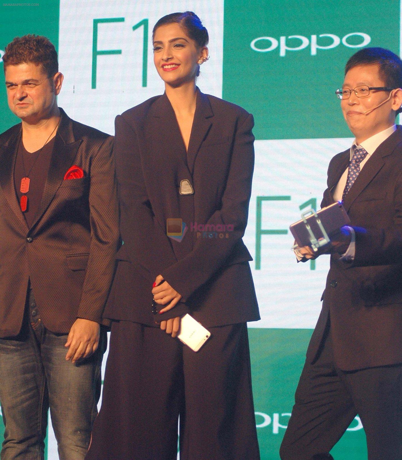 Sonam Kapoor at Oppo F1s mobile launch in Mumbai on 3rd Aug 2016
