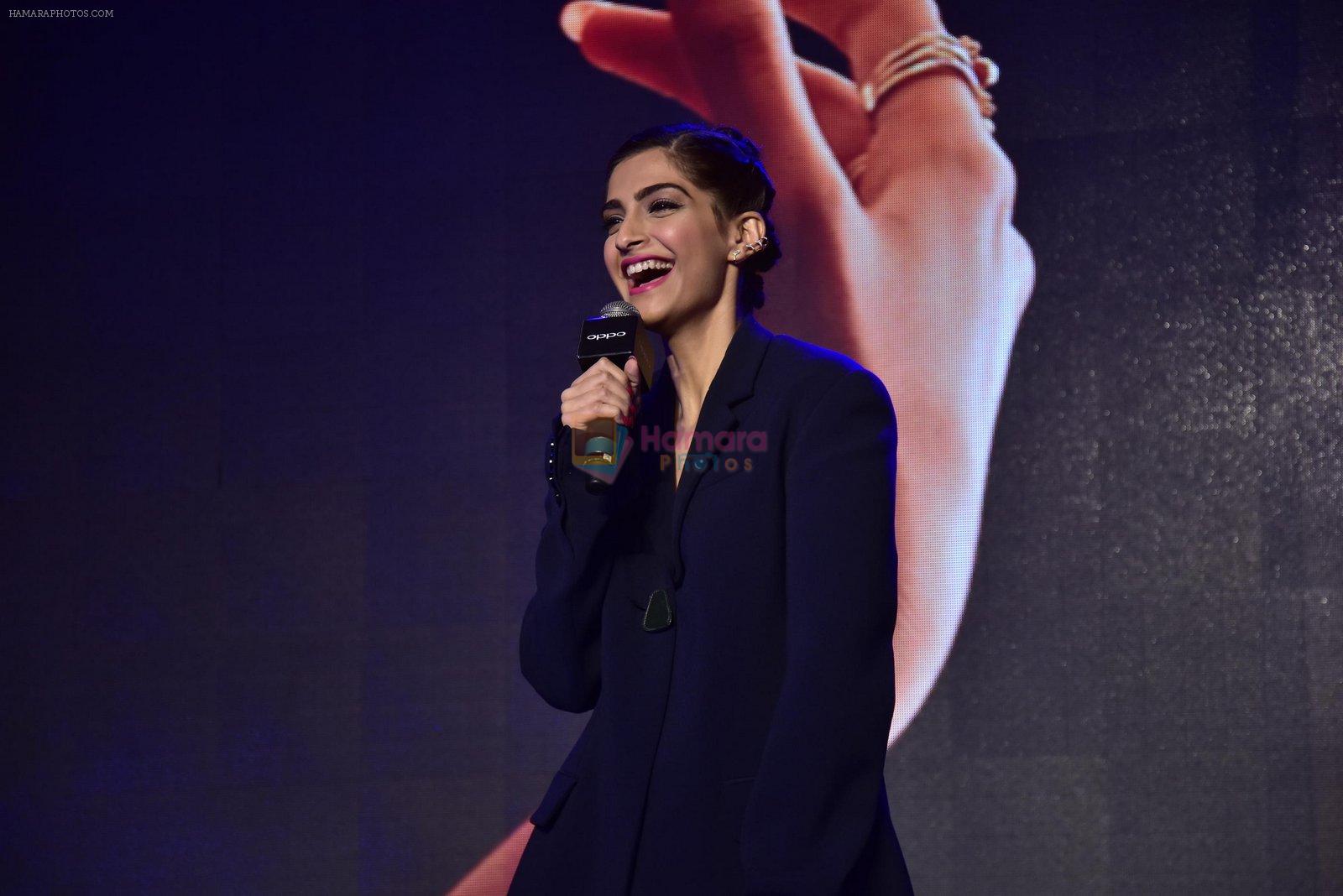 Sonam Kapoor at Oppo F1s mobile launch in Mumbai on 3rd Aug 2016