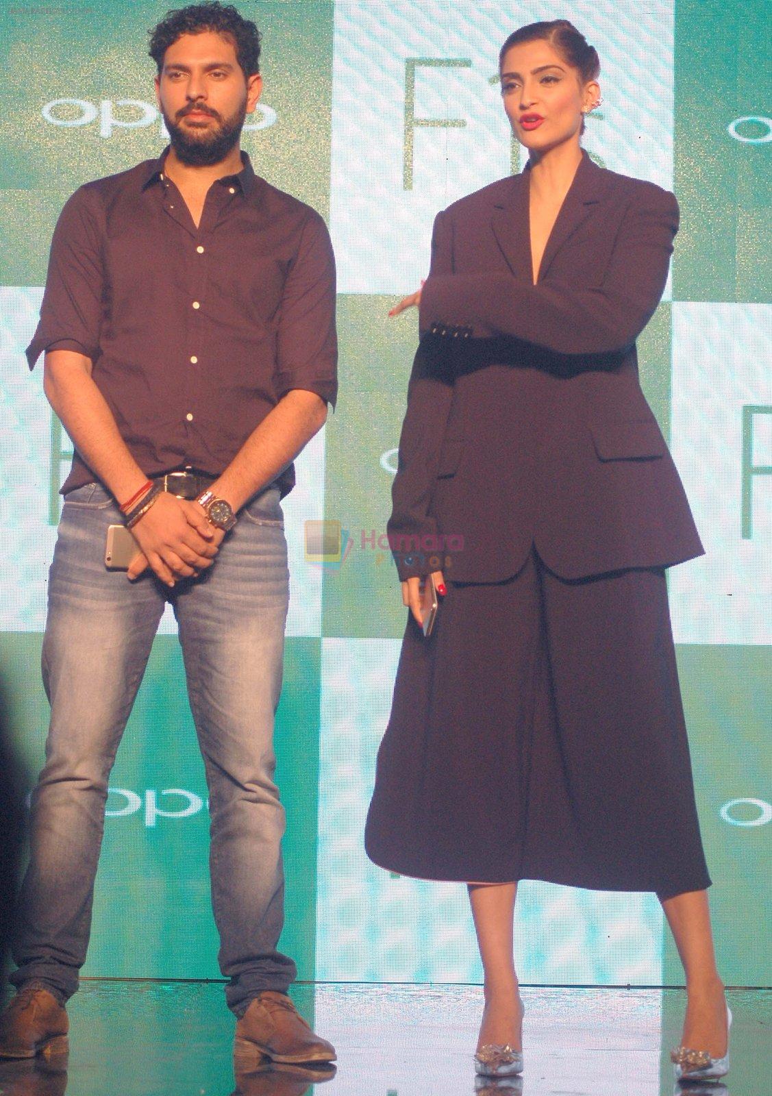 Sonam Kapoor, Yuvraj Singh at Oppo F1s mobile launch in Mumbai on 3rd Aug 2016