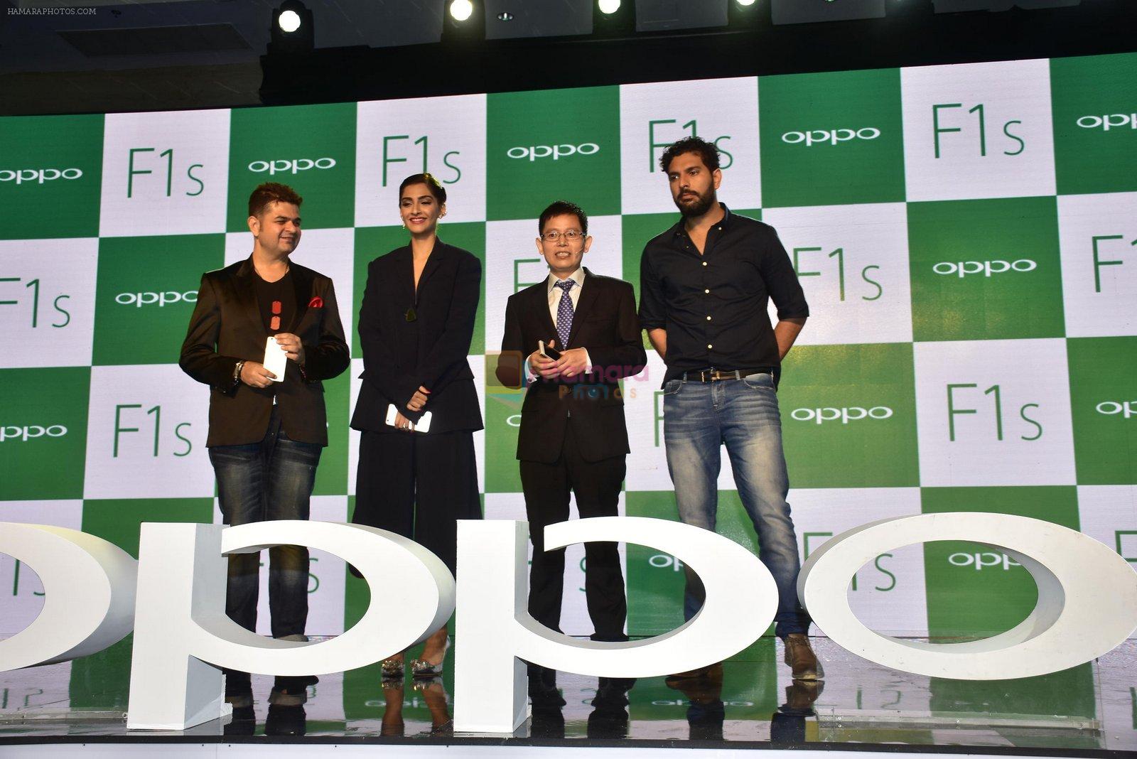 Sonam Kapoor, Yuvraj Singh, Dabboo Ratnani at Oppo F1s mobile launch in Mumbai on 3rd Aug 2016