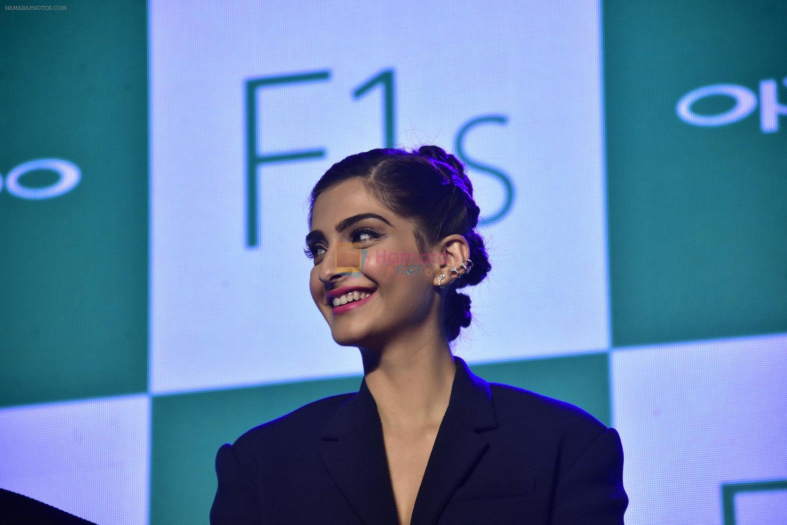 Sonam Kapoor at Oppo F1s mobile launch in Mumbai on 3rd Aug 2016