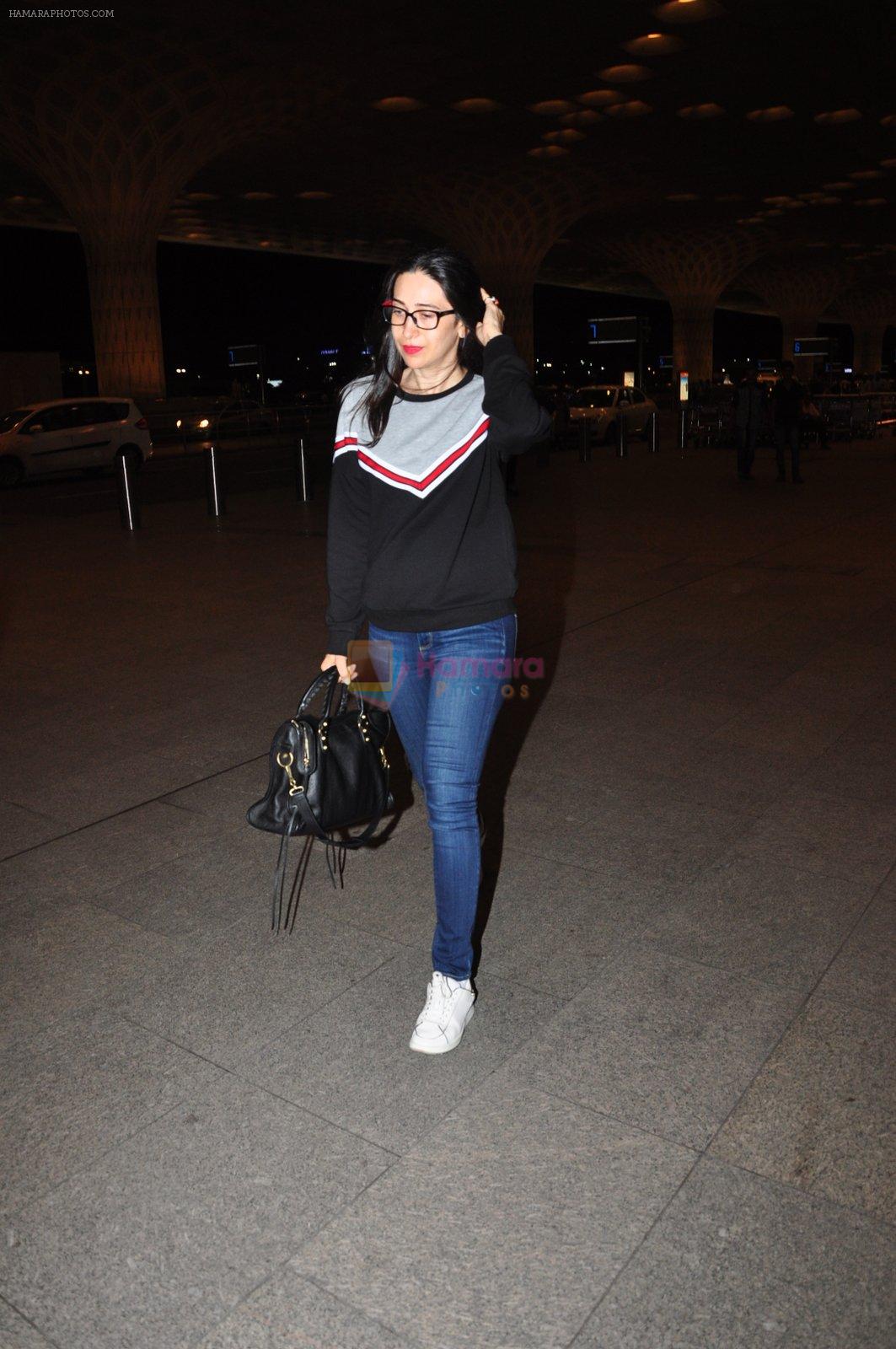 Karisma Kapoor snapped at airport on 4th Aug 2016