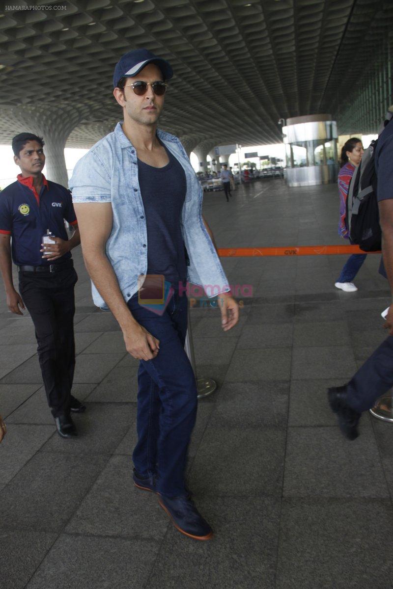 Hrithik Roshan snapped at airport on 4th Aug 2016