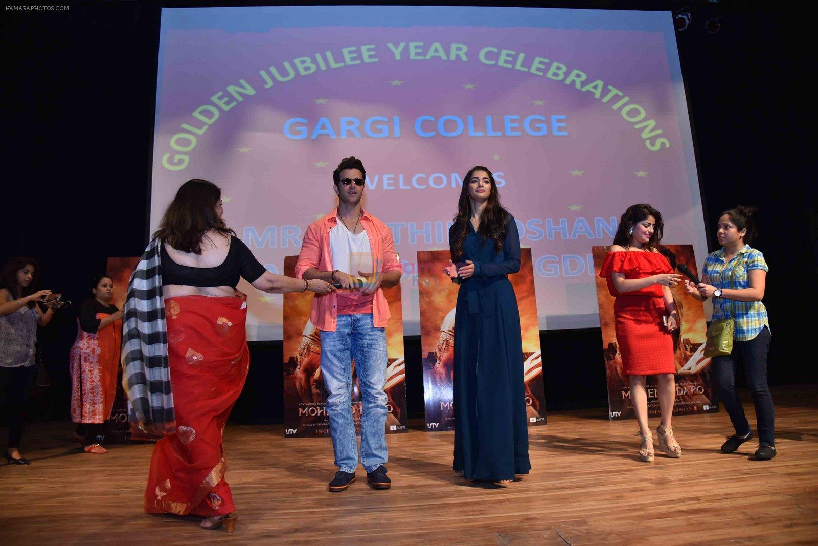 Hrithik Roshan, Pooja Hegde at Mohenjo Daro promotions in Gargi college on 5th Aug 2016