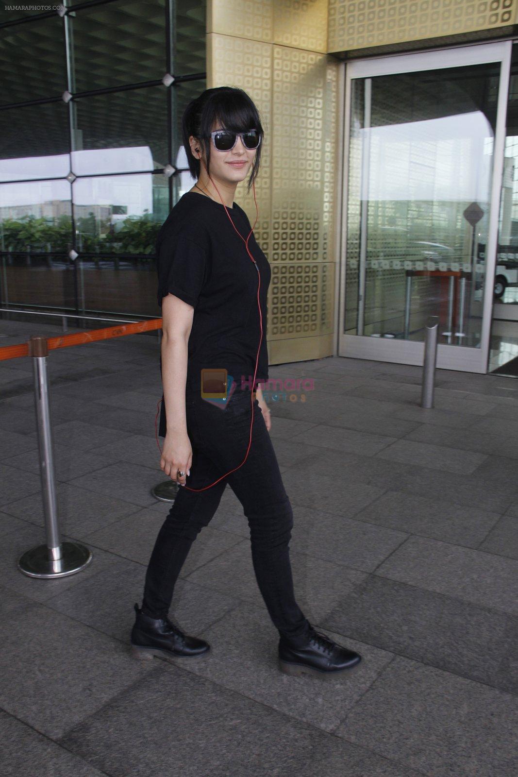 Shruti Hassan snapped at airport on 6th Aug 2016