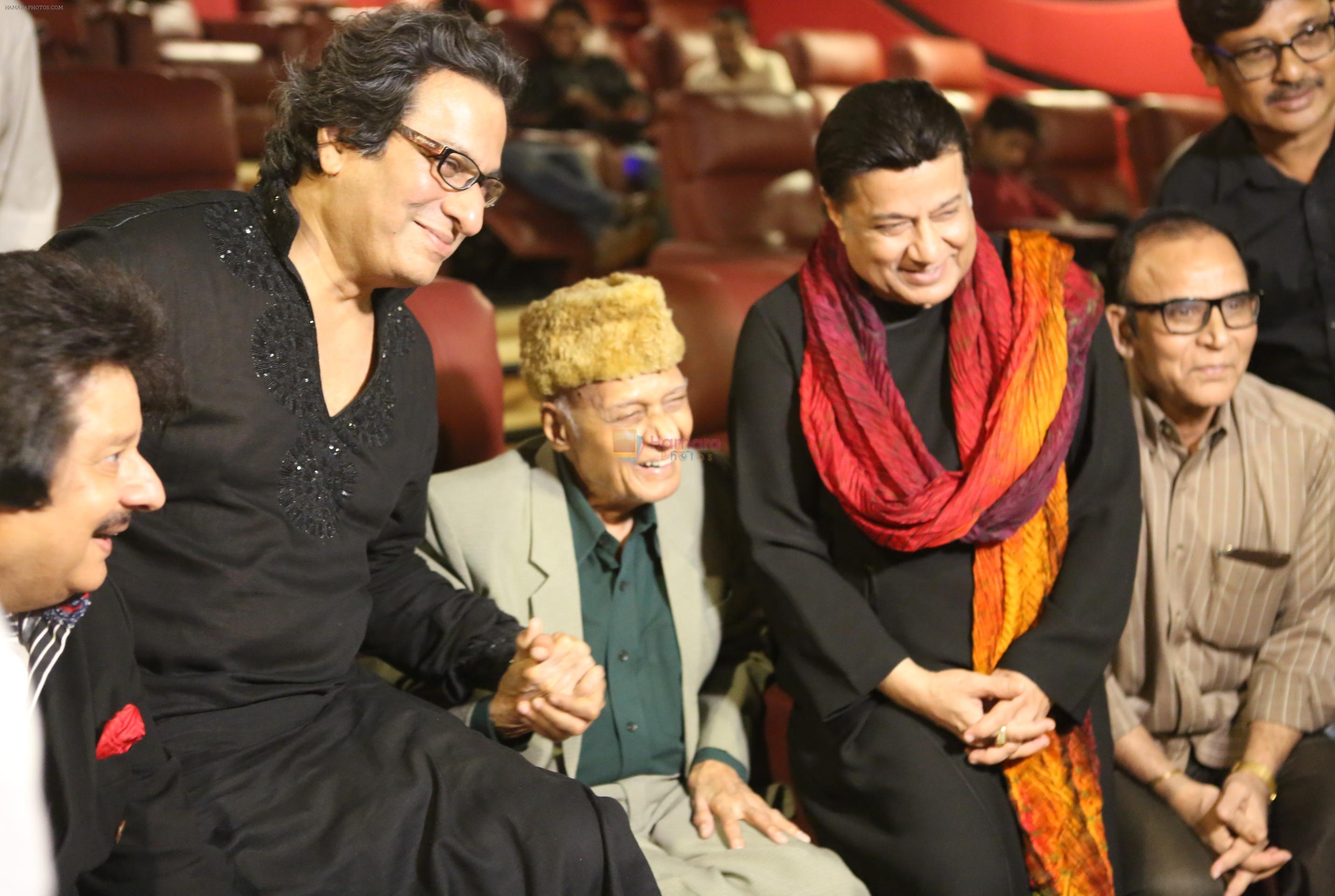 Pankaj Udhas, Talat Aziz, Khayyam Saab, Anup Jalota and writer Shakeel Akhtar share a moment at the music launch of Majaz - Ae Gham-e-Dil Kya Karun1