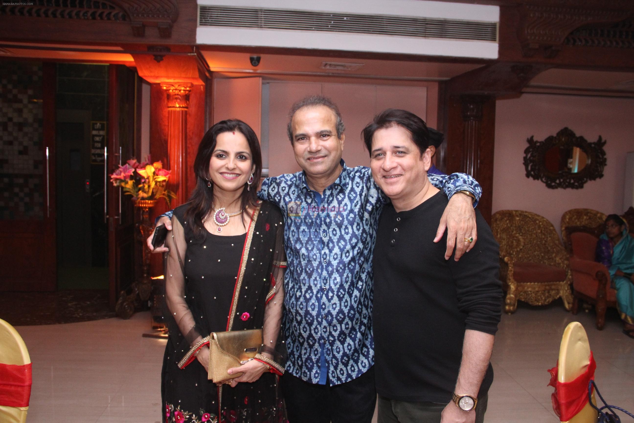 Suresh Wadkar with Samir Date and his wife at Suresh Wadkar's Birthday Bash in Mumbai on 8th Aug 2016
