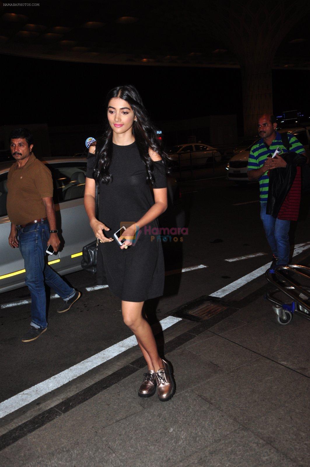 Pooja Hegde leave for Ahmedabad snapped at airport on 8th Aug 2016