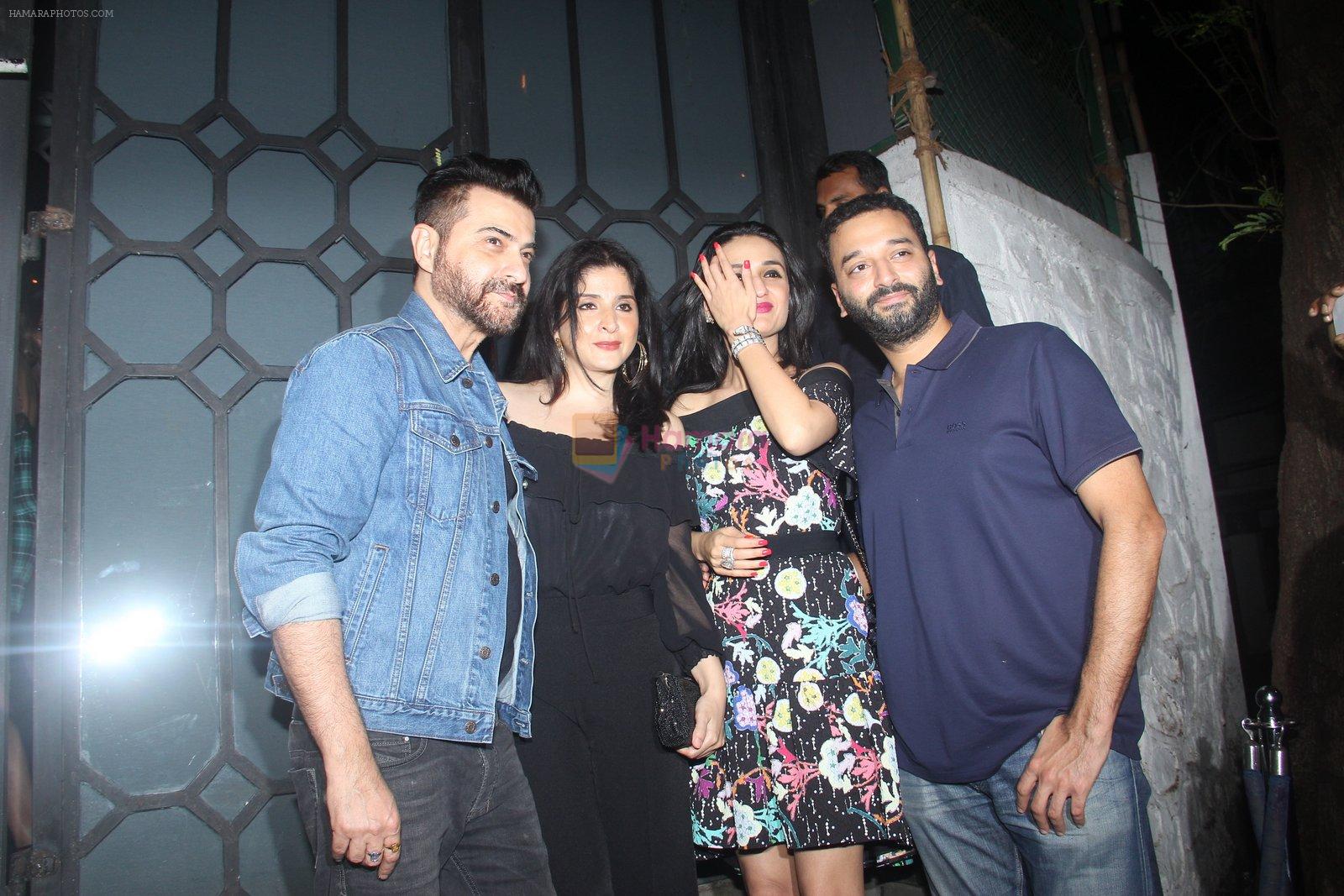 Sanjay Kapoor, Maheep Kapoor, Anu Dewan at Publicist Rohini Iyer's bash in Mumbai on 9th Aug 2016