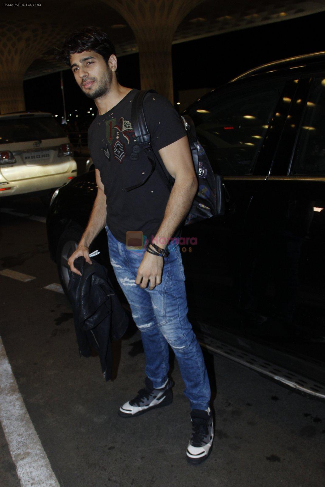 Sidharth Malhotra snapped at airport on 10th Aug 2016