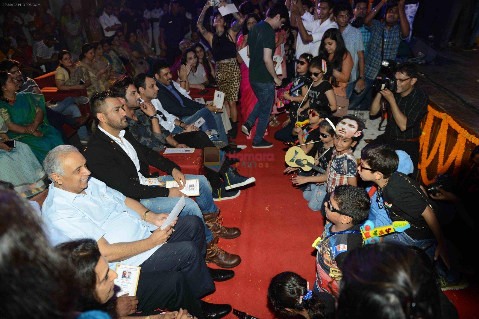 Mahendra Singh Dhoni, Sushant Singh Rajput at MS Dhoni trailer launch on 11th Aug 2016