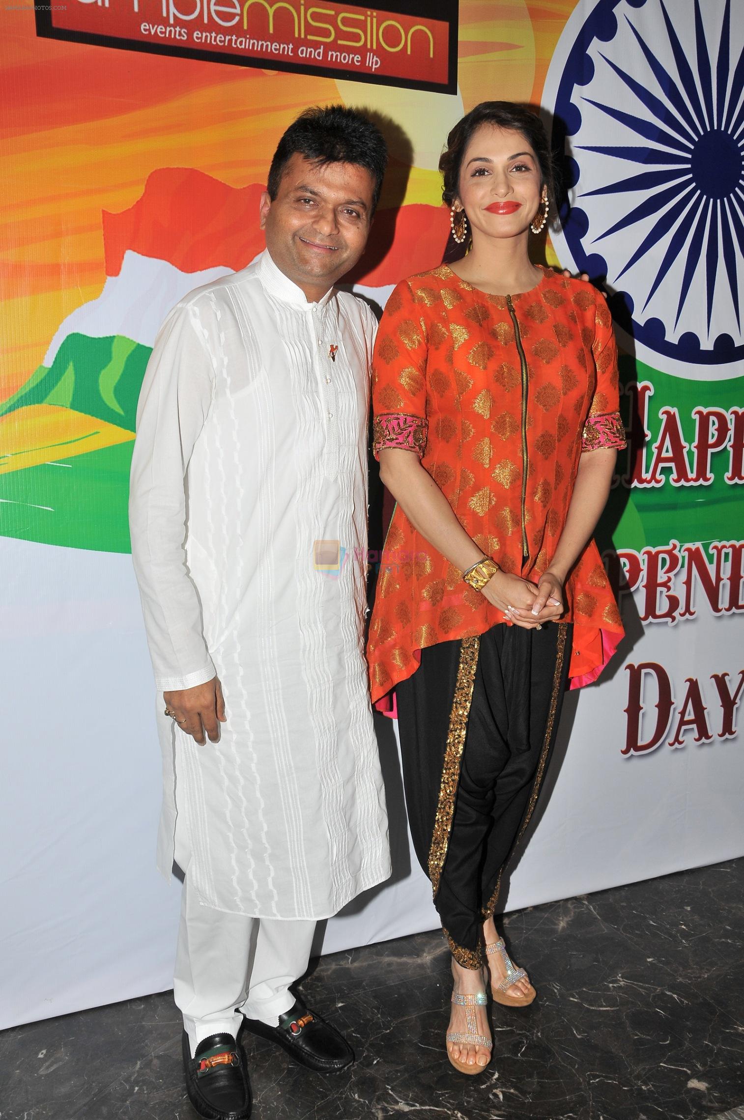 Aneel Murarka with Isha Koppikar at the press meet of short film Aur Dekho about Swachh Bharat on 15th Aug 2016