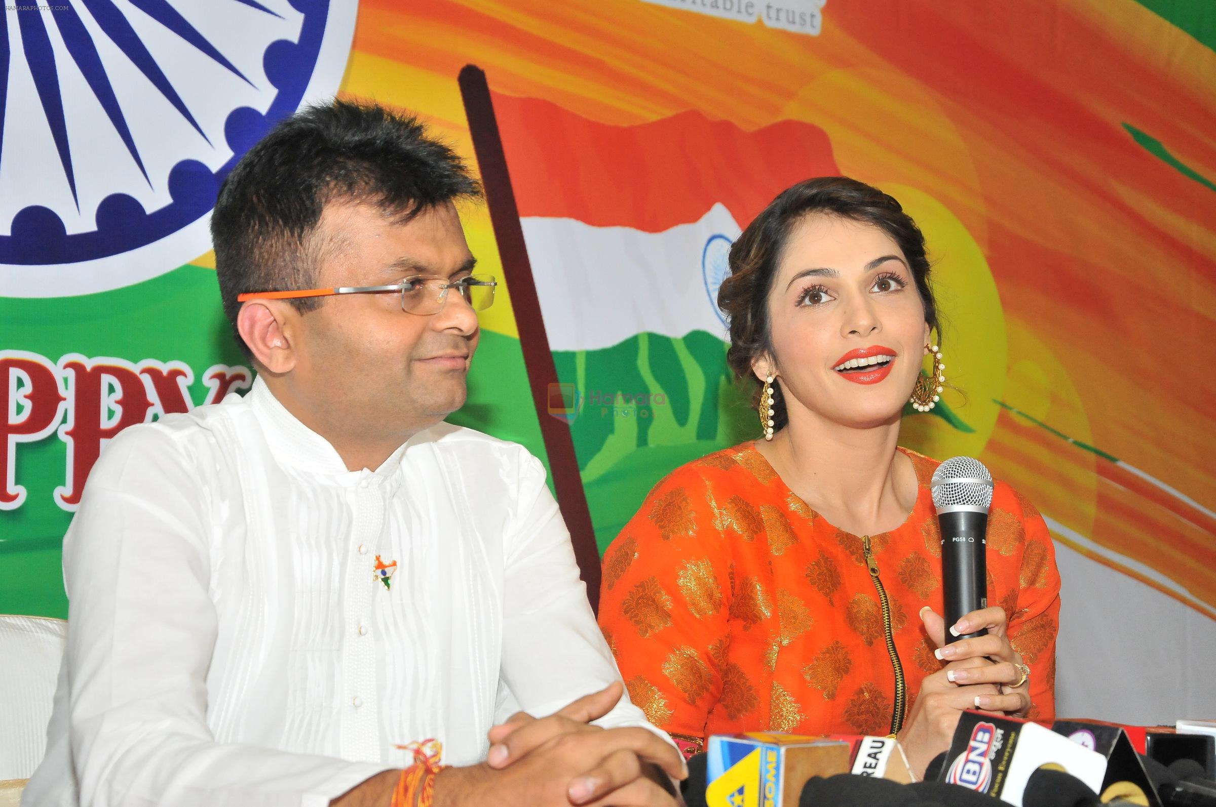 Aneel Murarka with Isha Koppikar at the press meet of short film Aur Dekho about Swachh Bharat on 15th Aug 2016