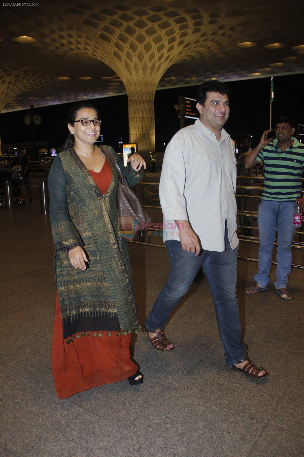 Vidya Balan, Siddharth Roy Kapoor snapped at airport on 17th Aug 2016