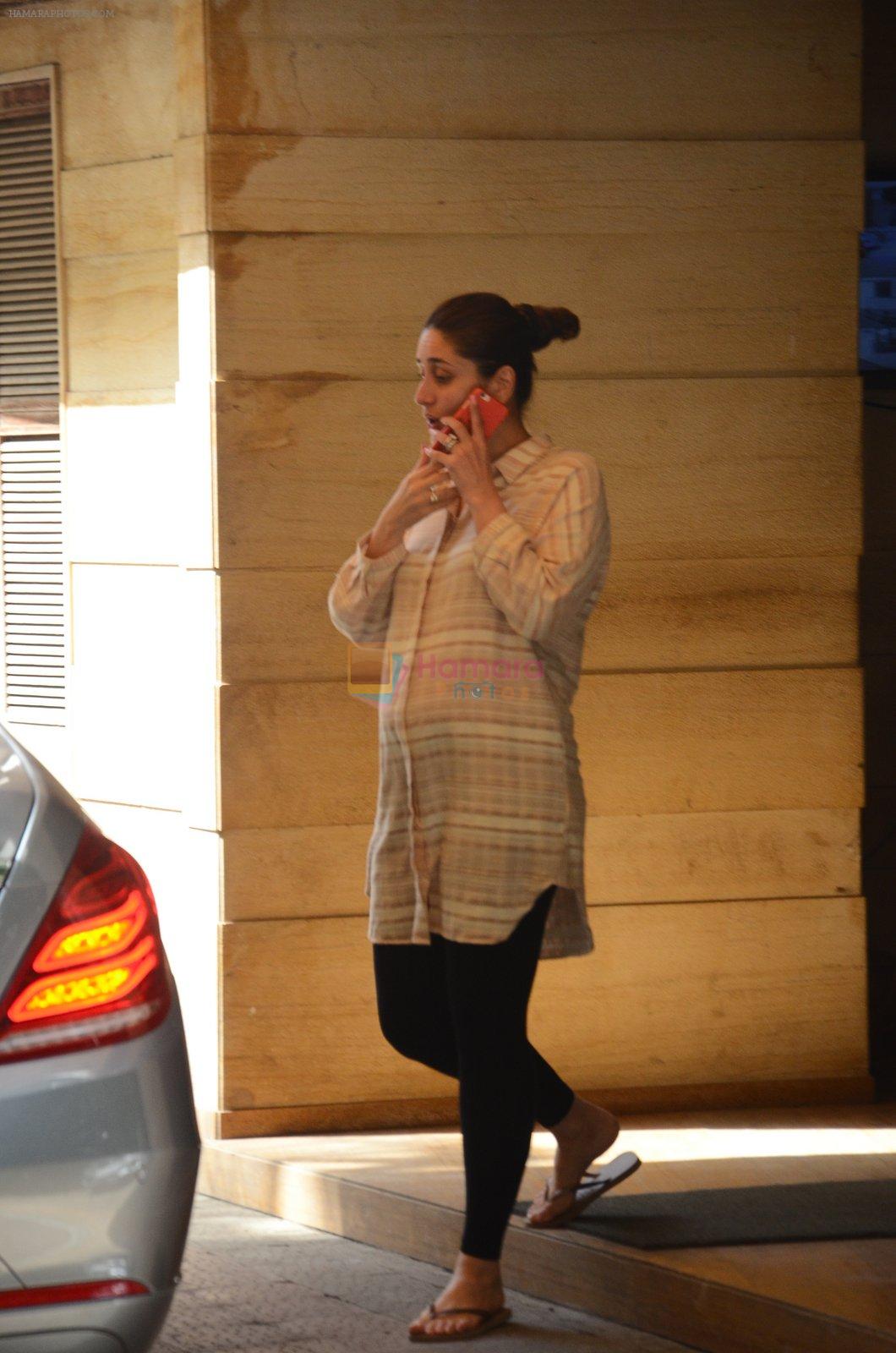 Kareena Kapoor snapped outside her home on 21st Aug 2016