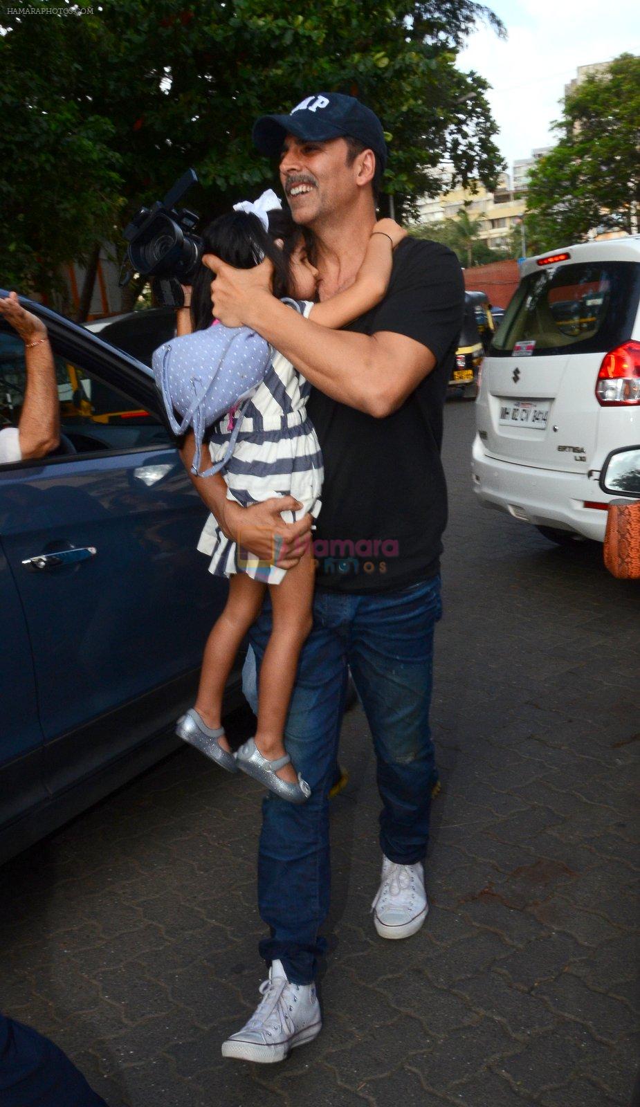 Akshay Kumar take family out for movie at PVR juhu on 21st Aug 2016