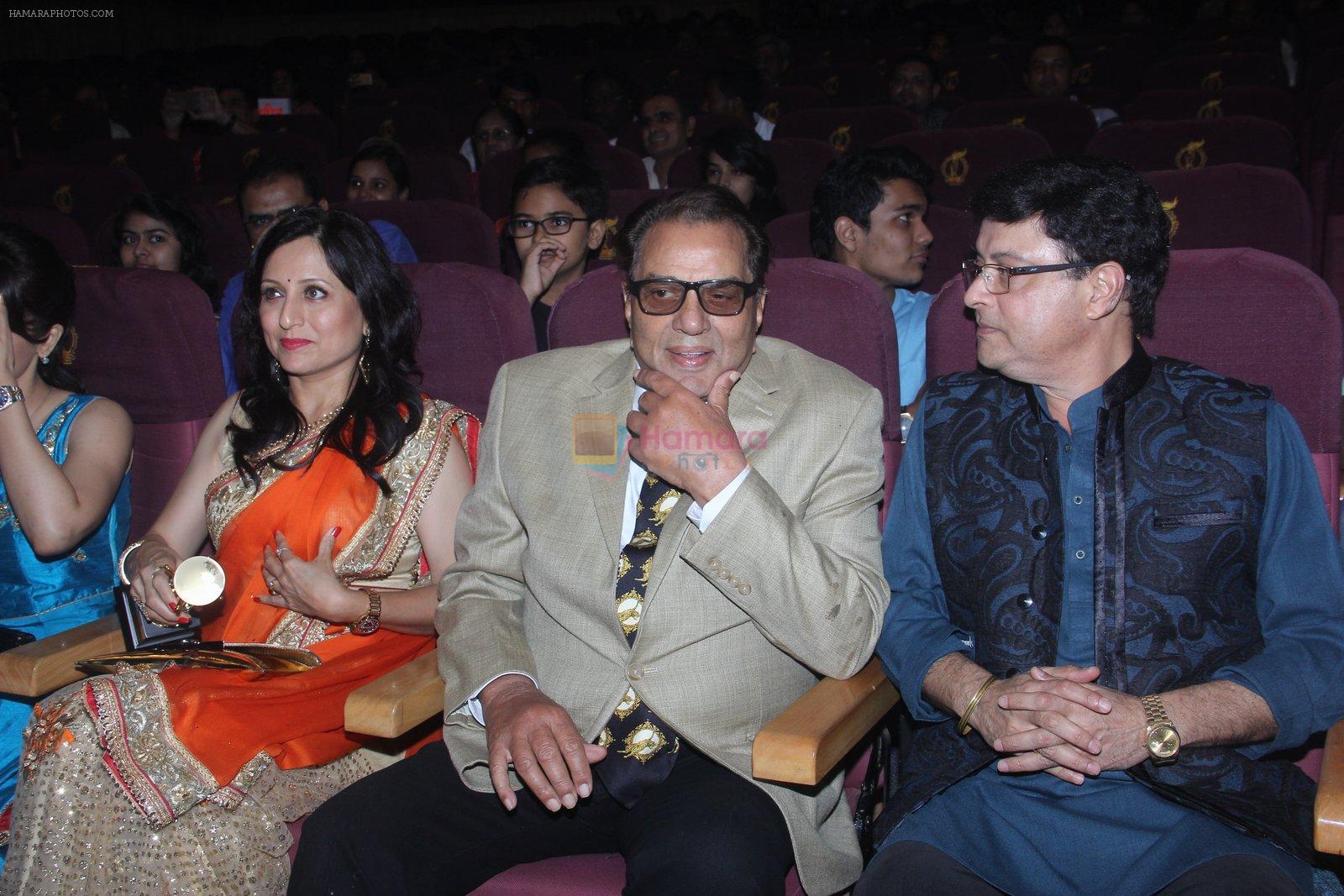 Dharmendra, Sachin Pilgaonkar, Dhanraj Pillai at Entertainment Trade Awards on 23rd Aug 2016