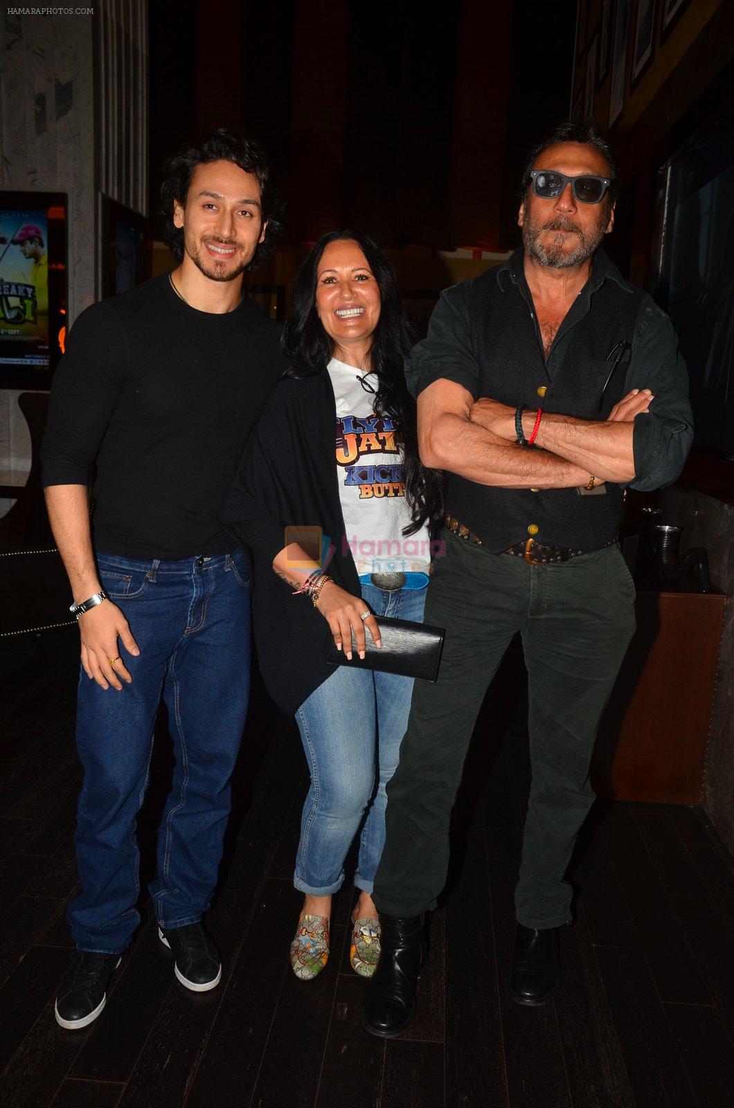 Jackie Shroff, Ayesha Shroff, Tiger Shroff at The Flying Jatt premiere on 24th Aug 2016