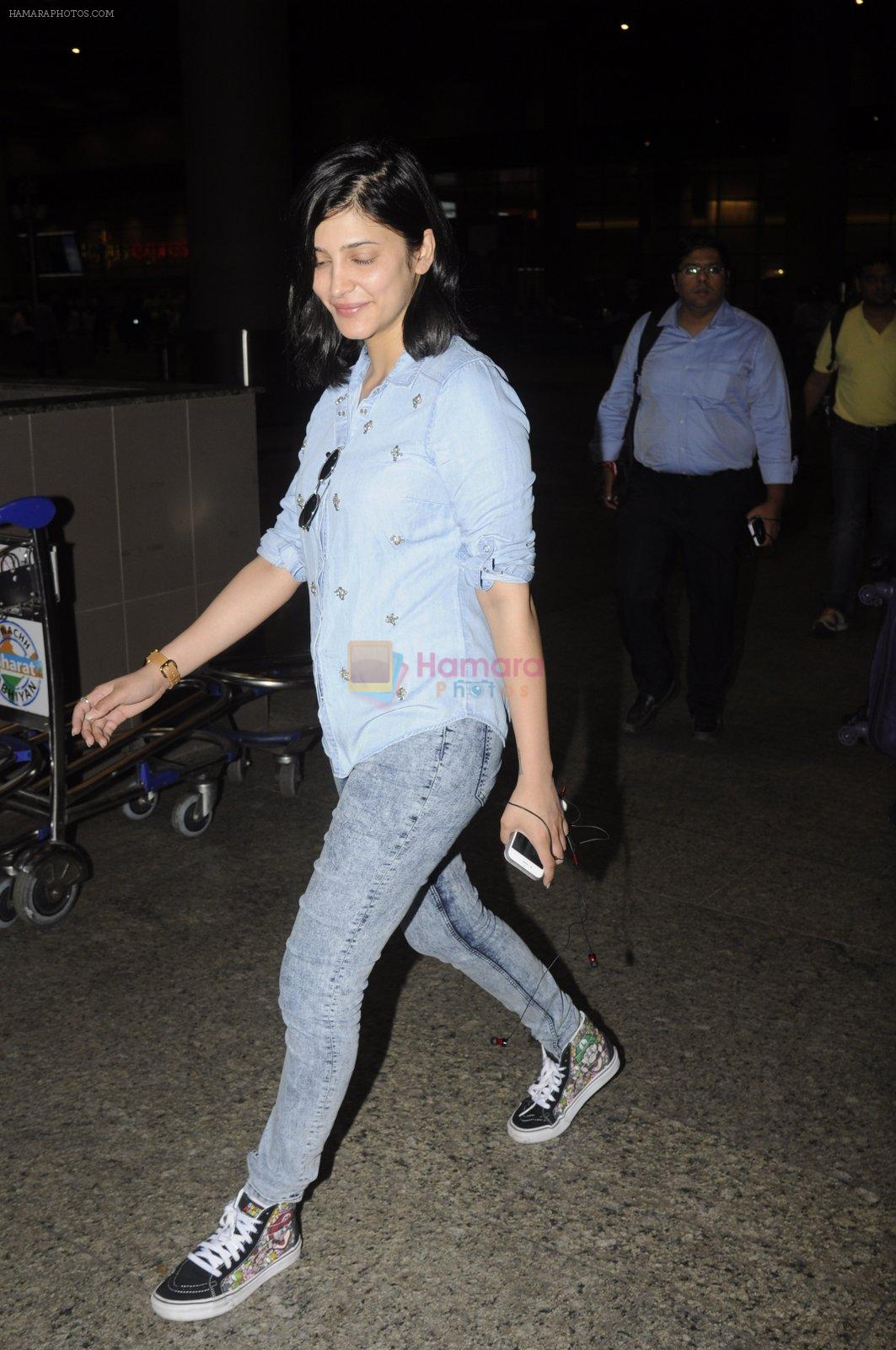 Shruti Haasan snapped at airport on 26th Aug 2016