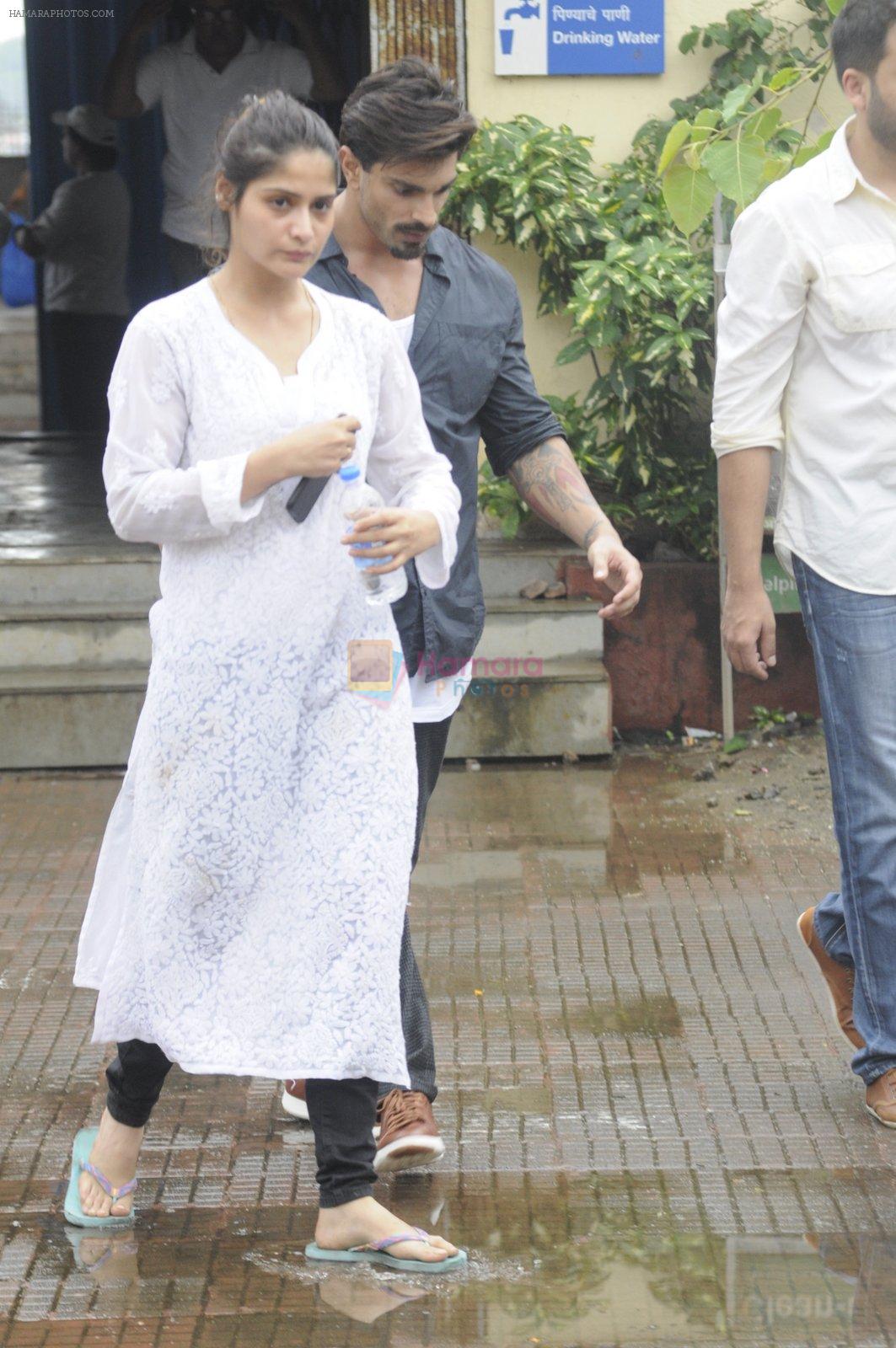 Aarti Singh at Krushna Abhishek's father funeral on 26th Aug 2016
