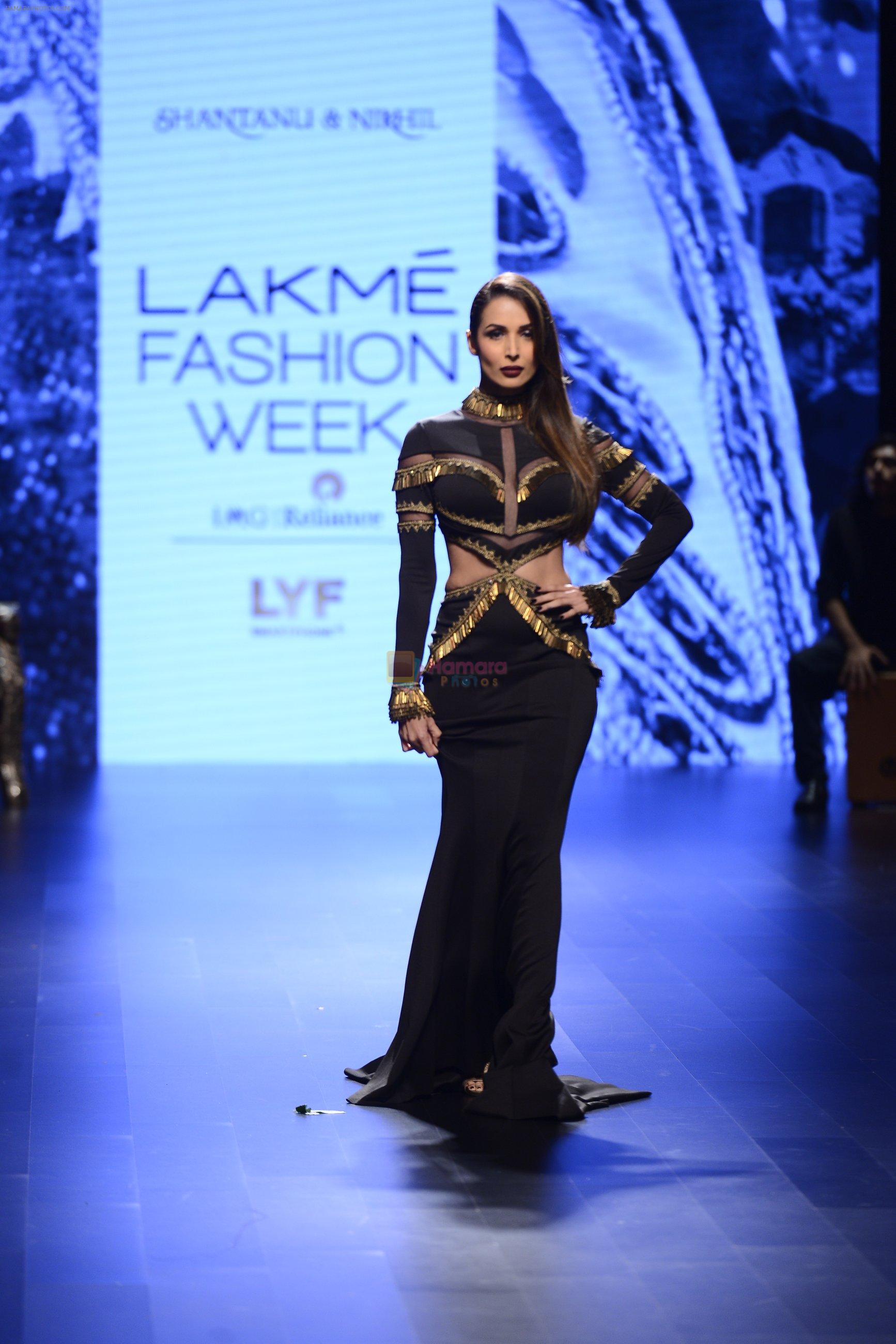 Malaika Arora Khan walk the ramp for Shantanu and Nikhil Show at Lakme Fashion Week 2016 on 27th Aug 2016