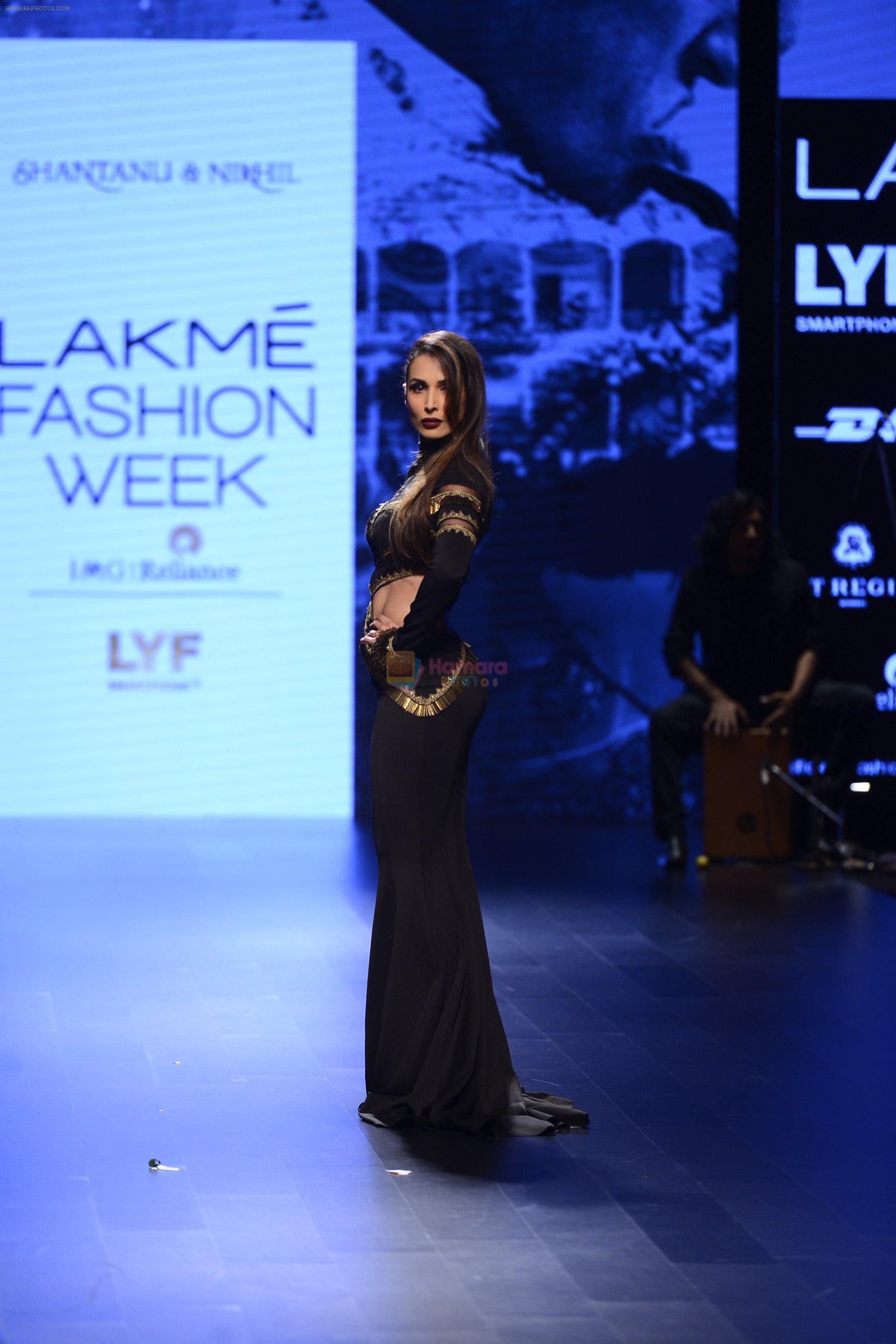Malaika Arora Khan walk the ramp for Shantanu and Nikhil Show at Lakme Fashion Week 2016 on 27th Aug 2016