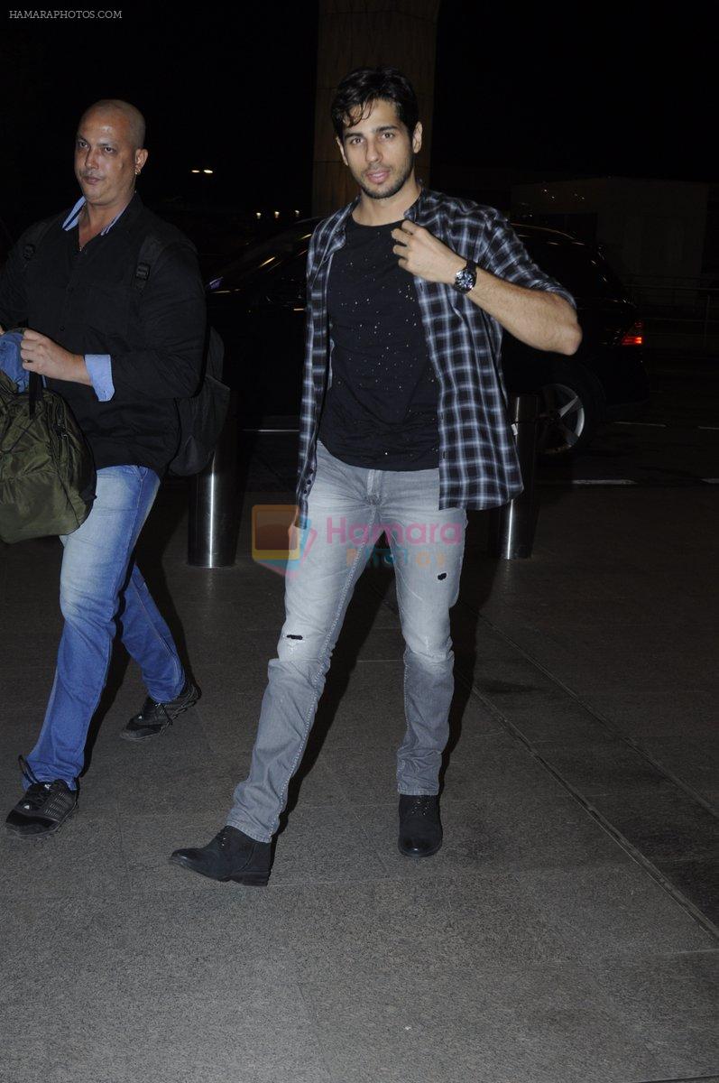 Sidharth Malhotra snapped at airport on 28th Aug 2016