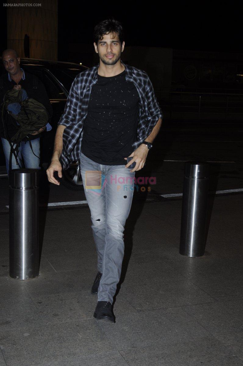 Sidharth Malhotra snapped at airport on 28th Aug 2016