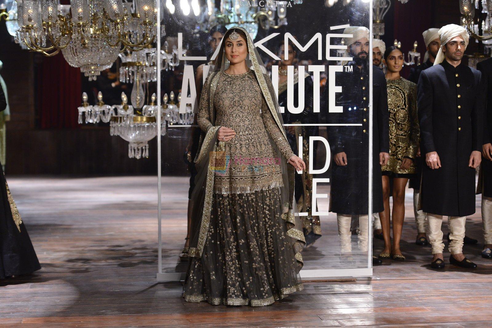 Kareena Kapoor walk the ramp for Sabyasachi Show Grand Finale at Lakme Fashion Week 2016 on 28th Aug 2016