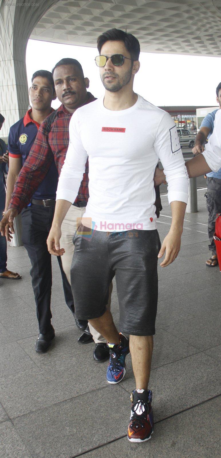 Varun Dhawan snapped at airport on 30th Aug 2016