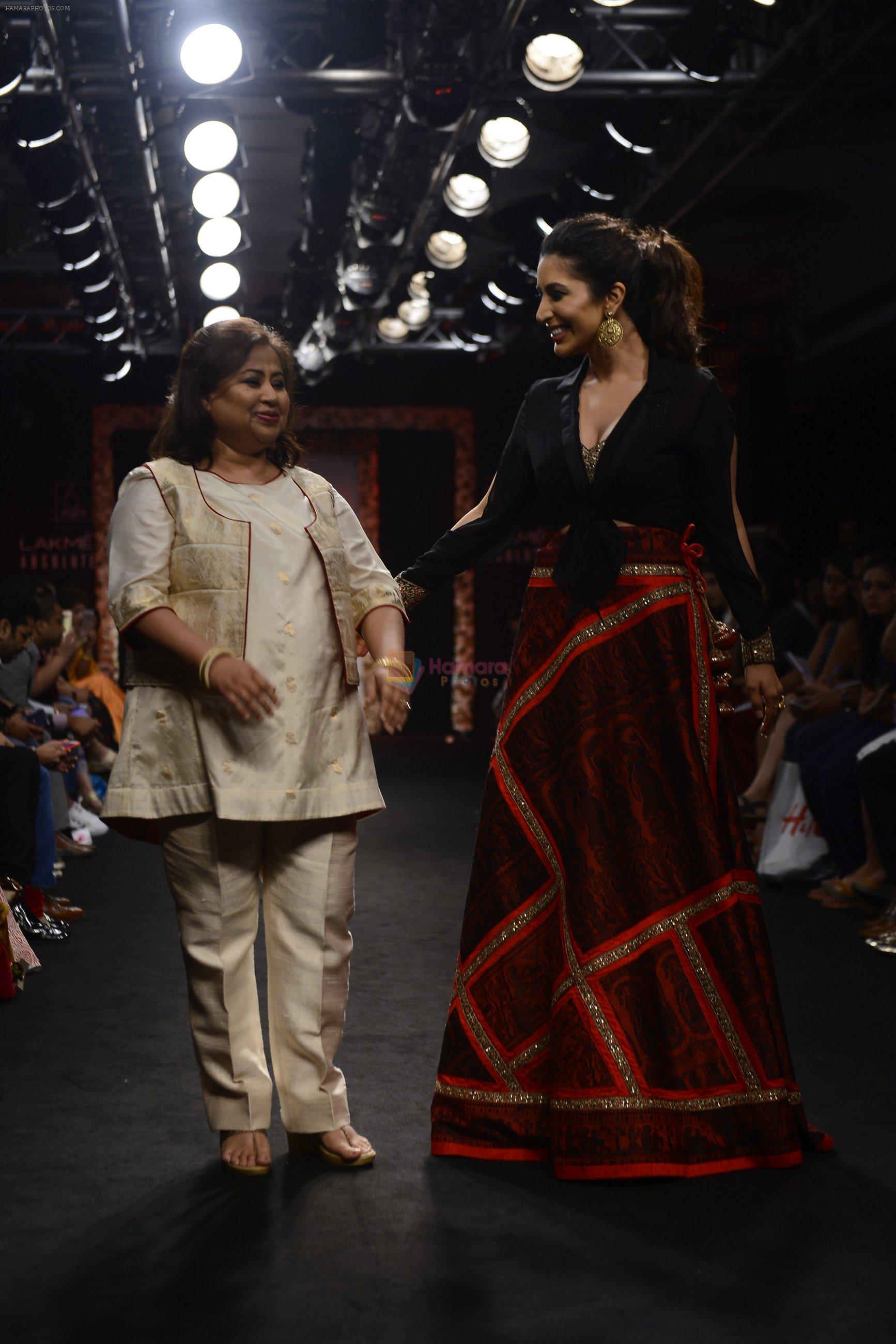 Sophie choudry walk the ramp for Sumona Parekh Show at Lakme Fashion Week 2016 on 28th Aug 2016