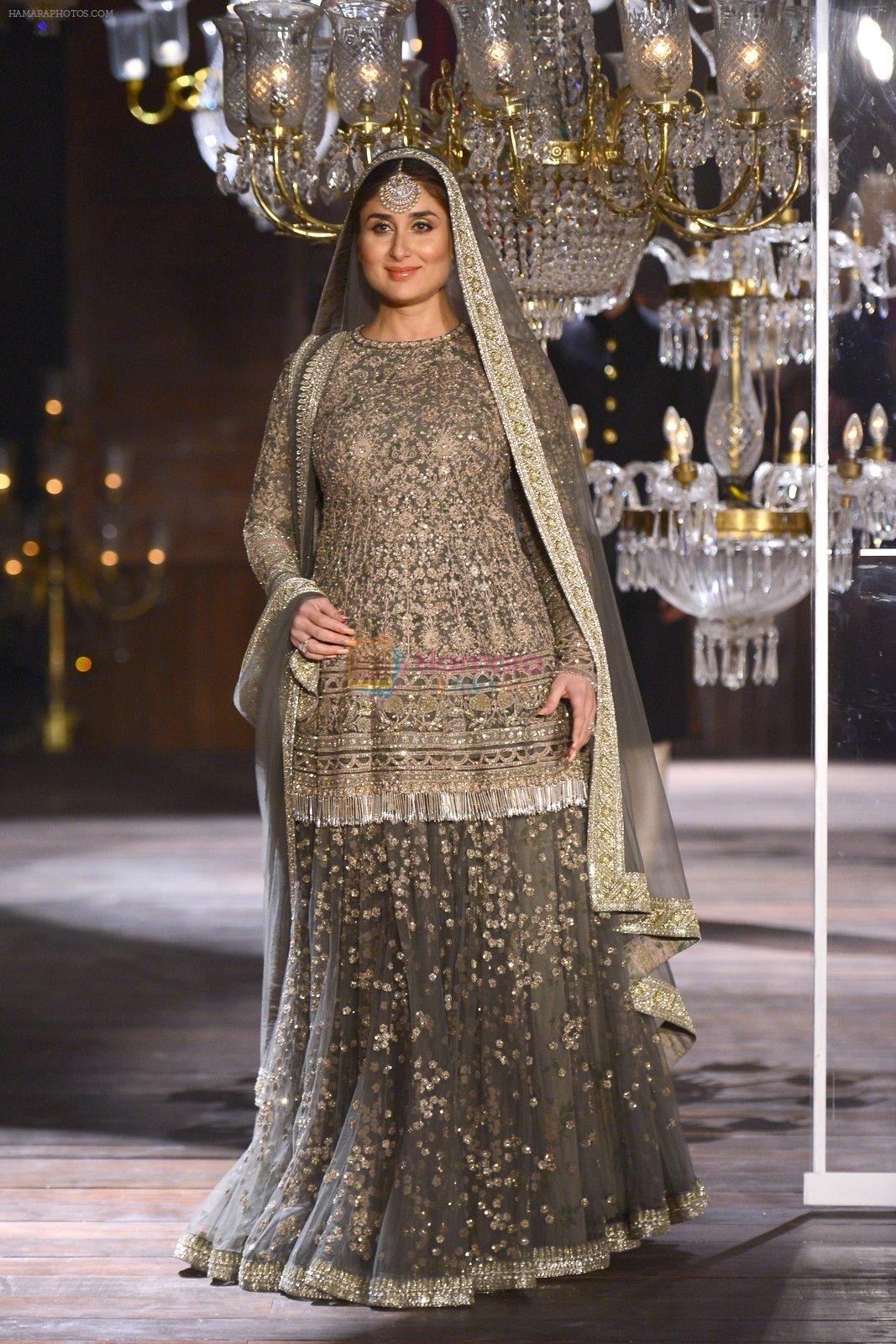 Kareena Kapoor walk the ramp for Sabyasachi Show Grand Finale at Lakme Fashion Week 2016 on 28th Aug 2016