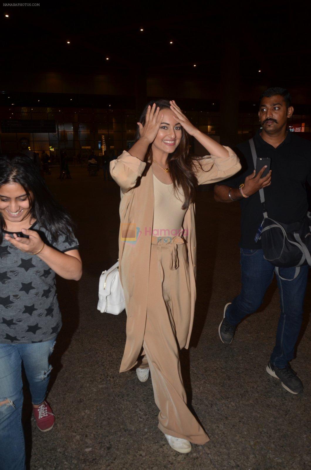 Sonakshi Sinha snapped at airport on 30th Aug 2016