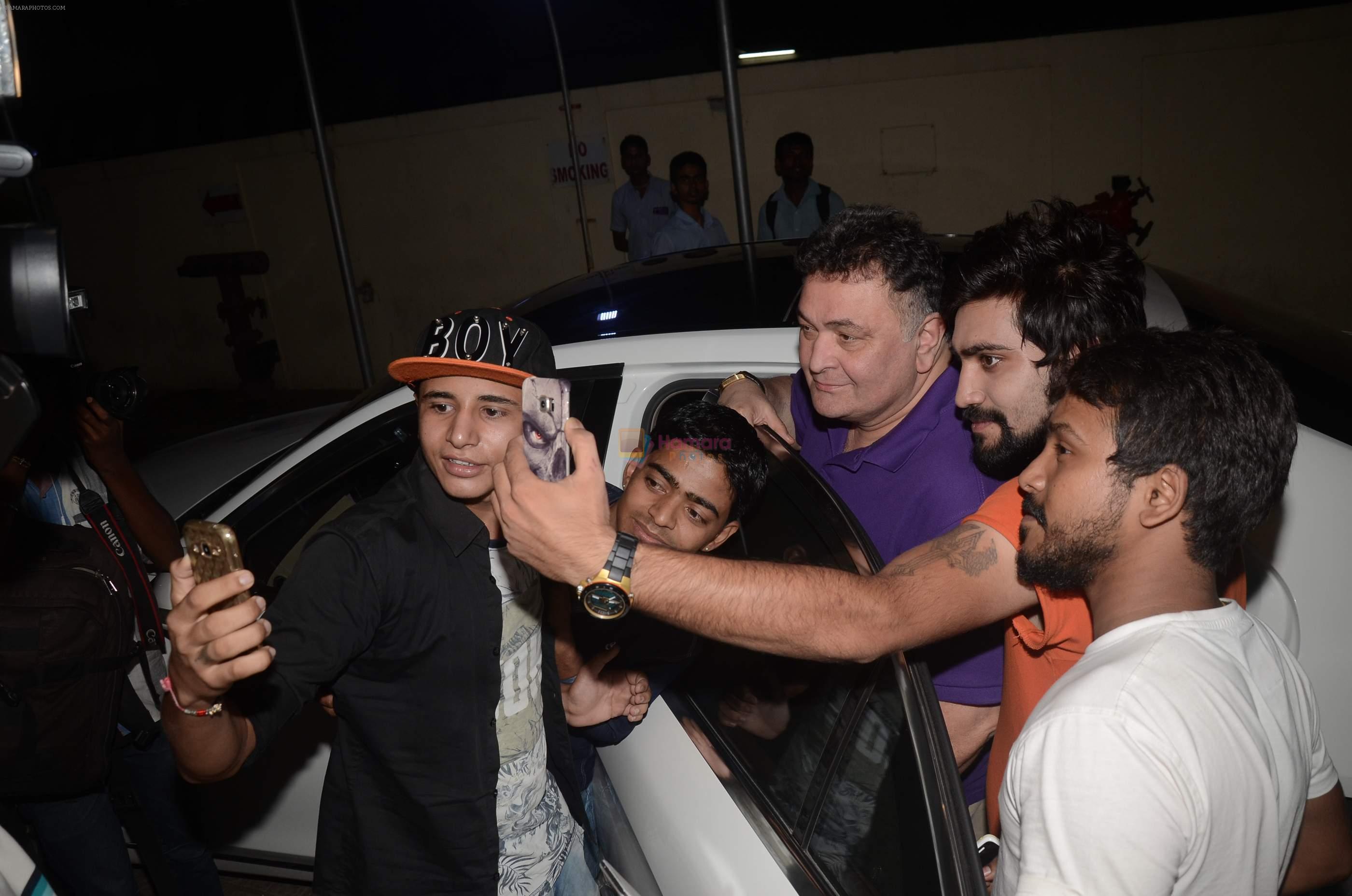 Rishi Kapoor mobbed by fans at juhu pvr on 1st Sept 2016