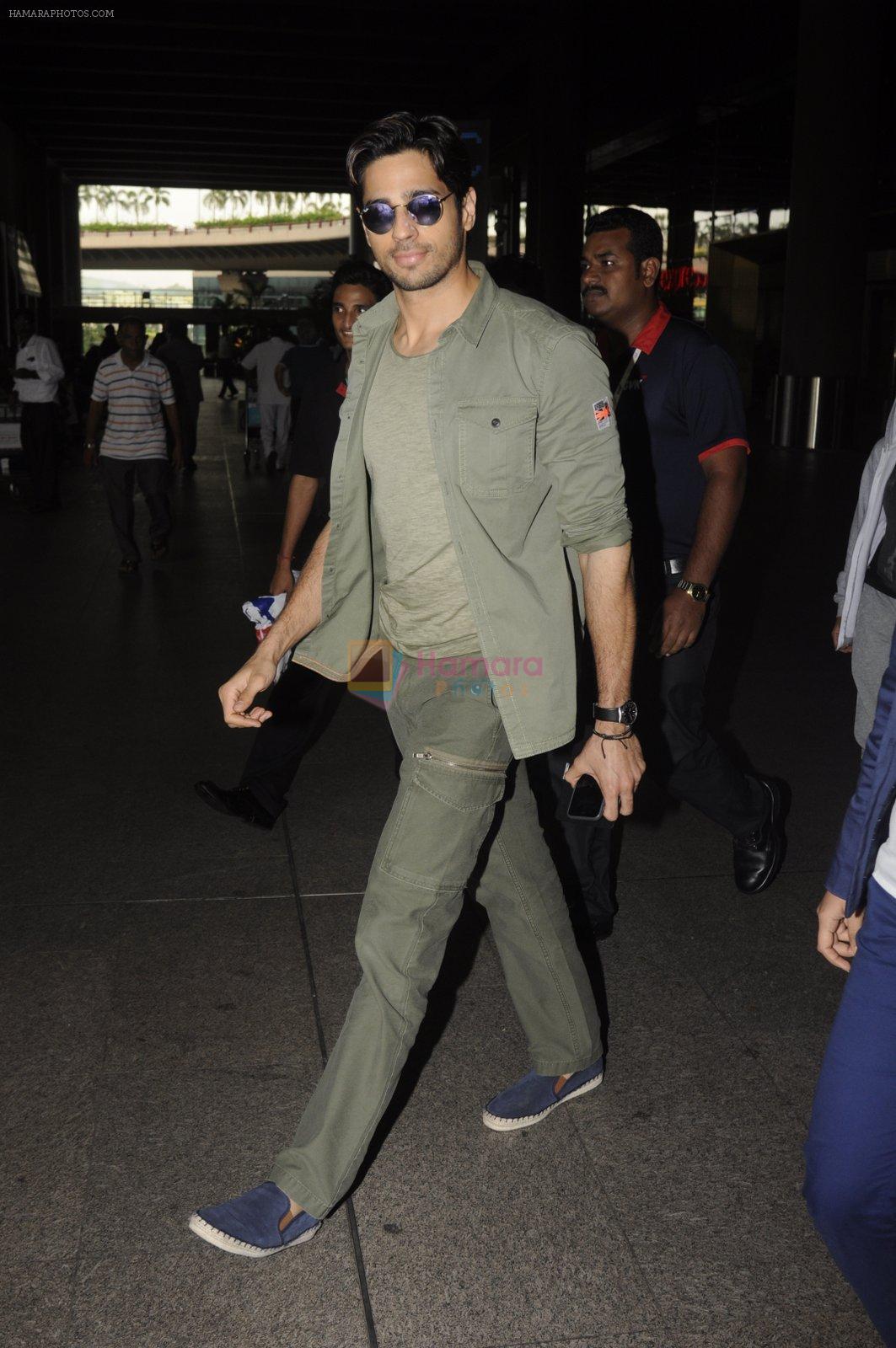 Sidharth Malhotra snapped at airport on 2nd Sept 2016