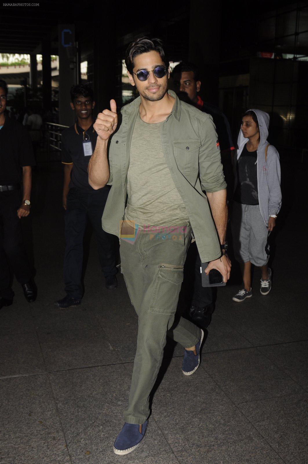 Sidharth Malhotra snapped at airport on 2nd Sept 2016