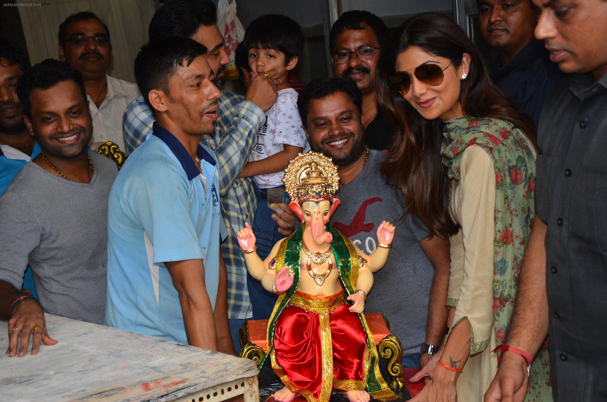 Shilpa Shetty at the arrival of Ganpati Bappa on 3rd Sept 2016