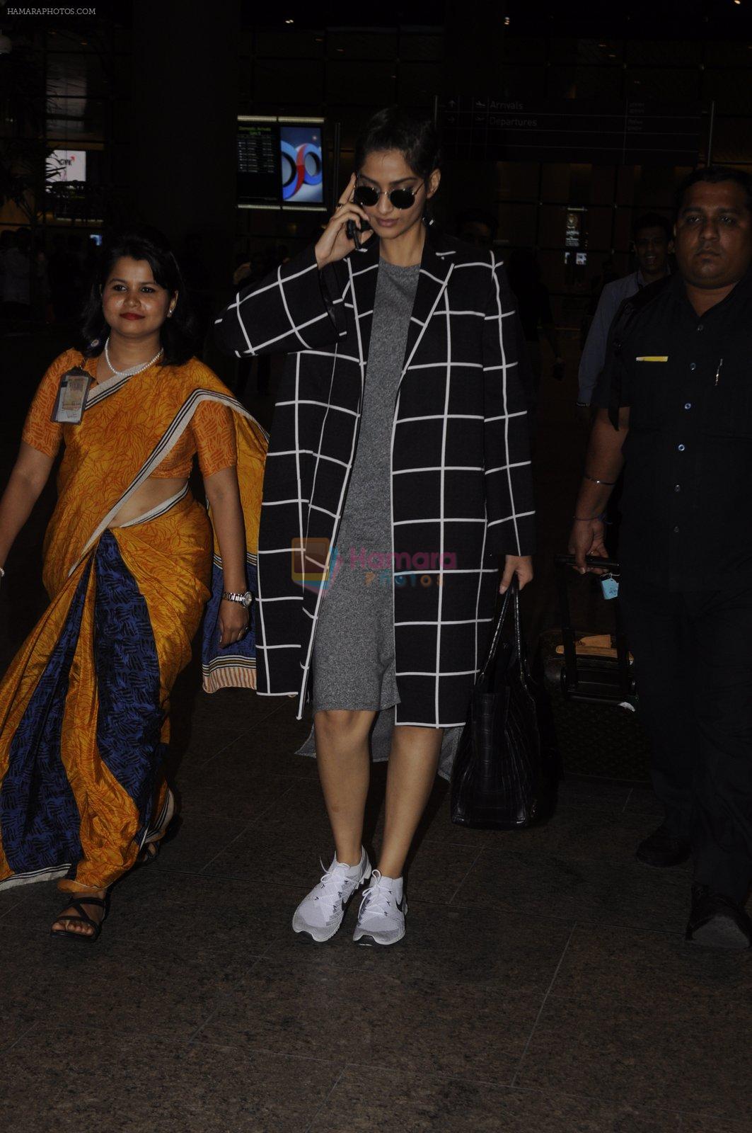 Sonam Kapoor snapped at airport on 5th Sept 2016