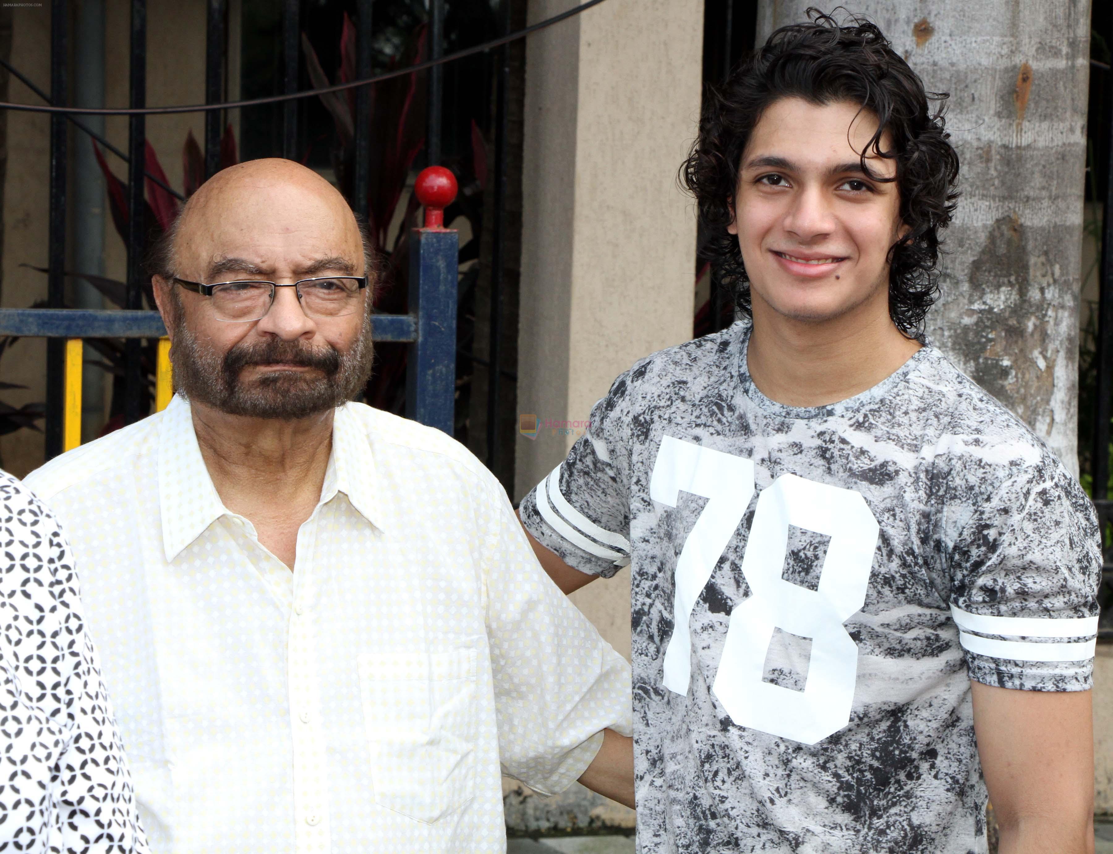 govind nihlani & avitesh shrivastava at Late Aadesh Shrivastava Chowk inauguration in Andheri W on 6th Sept 2016